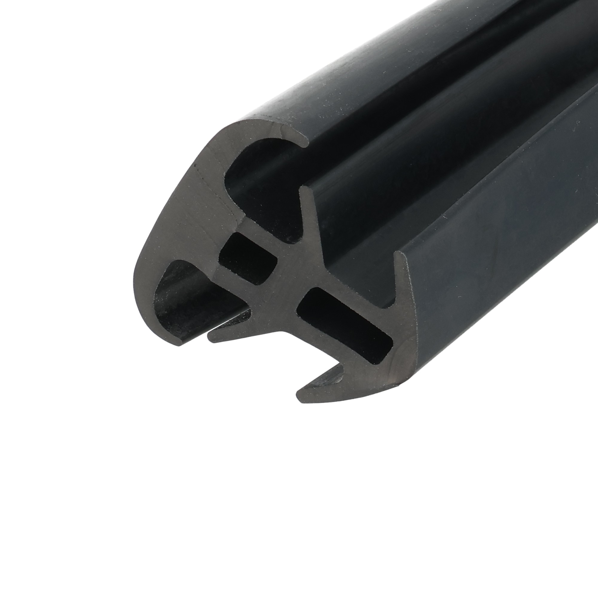 uszczelka-dylatacji-gumowa-typ-t-28-x-40-x-45mm-czarna-0356831-3 - Centrum uszczelek Close-up of a black plastic extrusion with rounded U-shaped cutouts and a groove along its length.