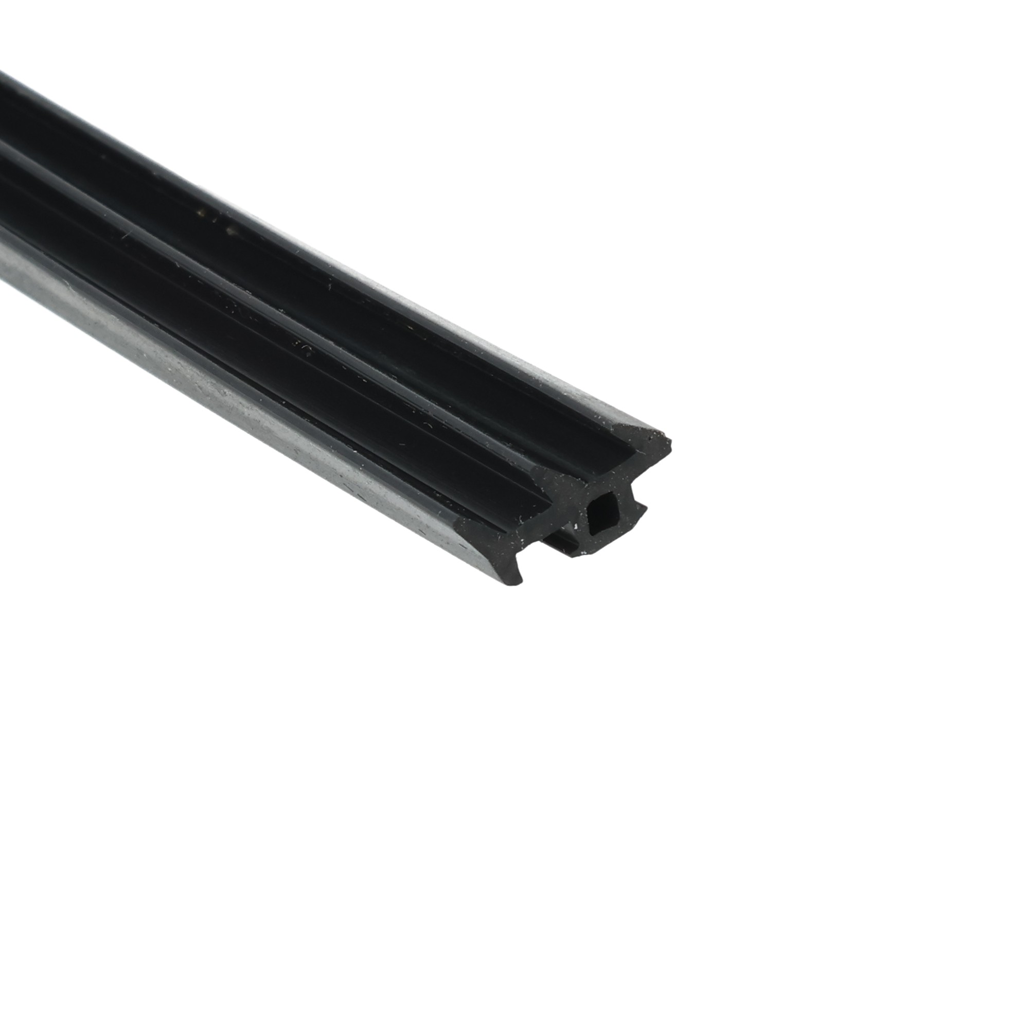 uszczelka-okna-pvc-i-alu-gumowa-lita-czarna-0357351-2 - Centrum uszczelek Close-up of a black, grooved rail-like component diagonally across a white background.