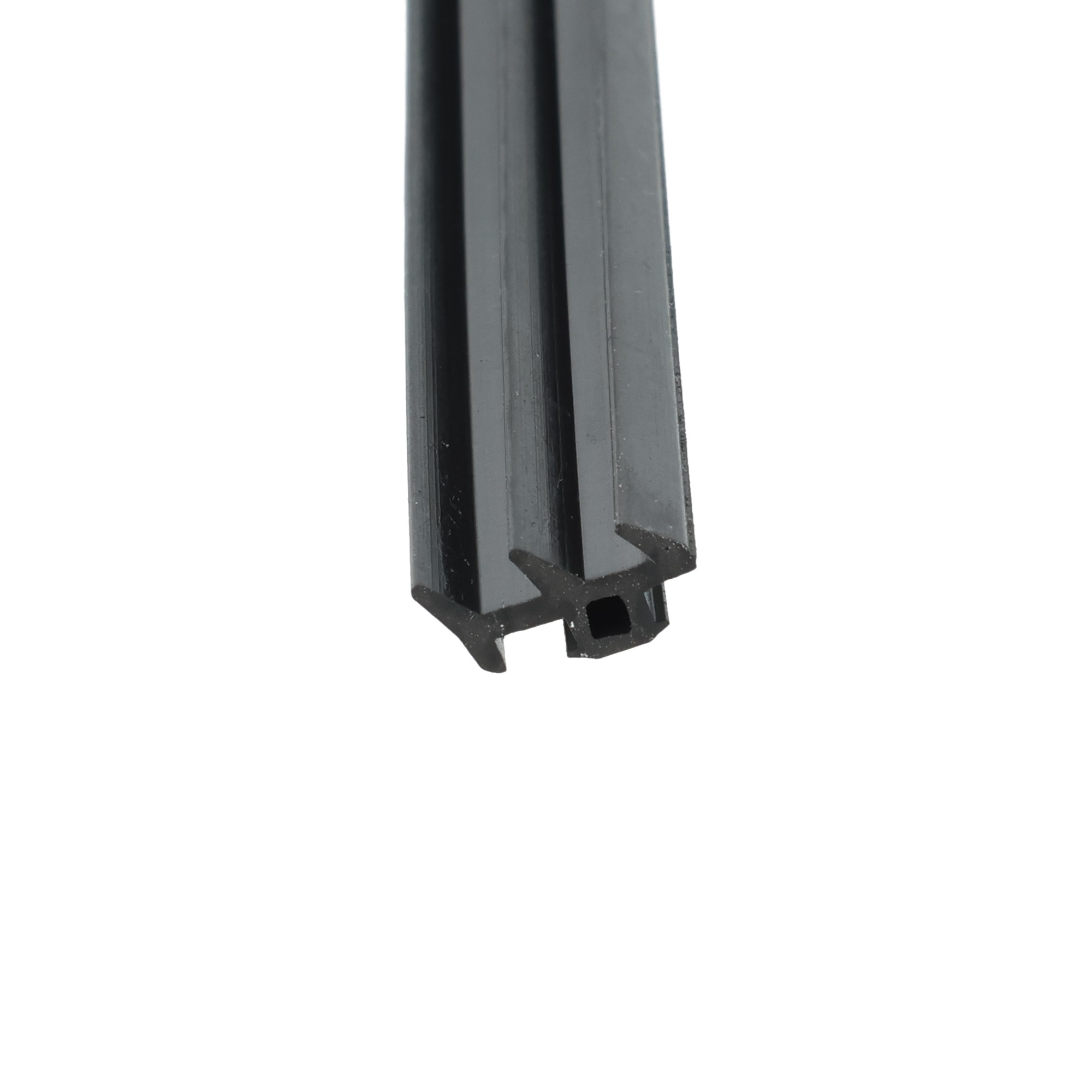 uszczelka-okna-pvc-i-alu-gumowa-lita-czarna-0357351-3 - Centrum uszczelek Close-up of a black rifle magazine vertically oriented, showing the feed lips at the bottom against a white background.