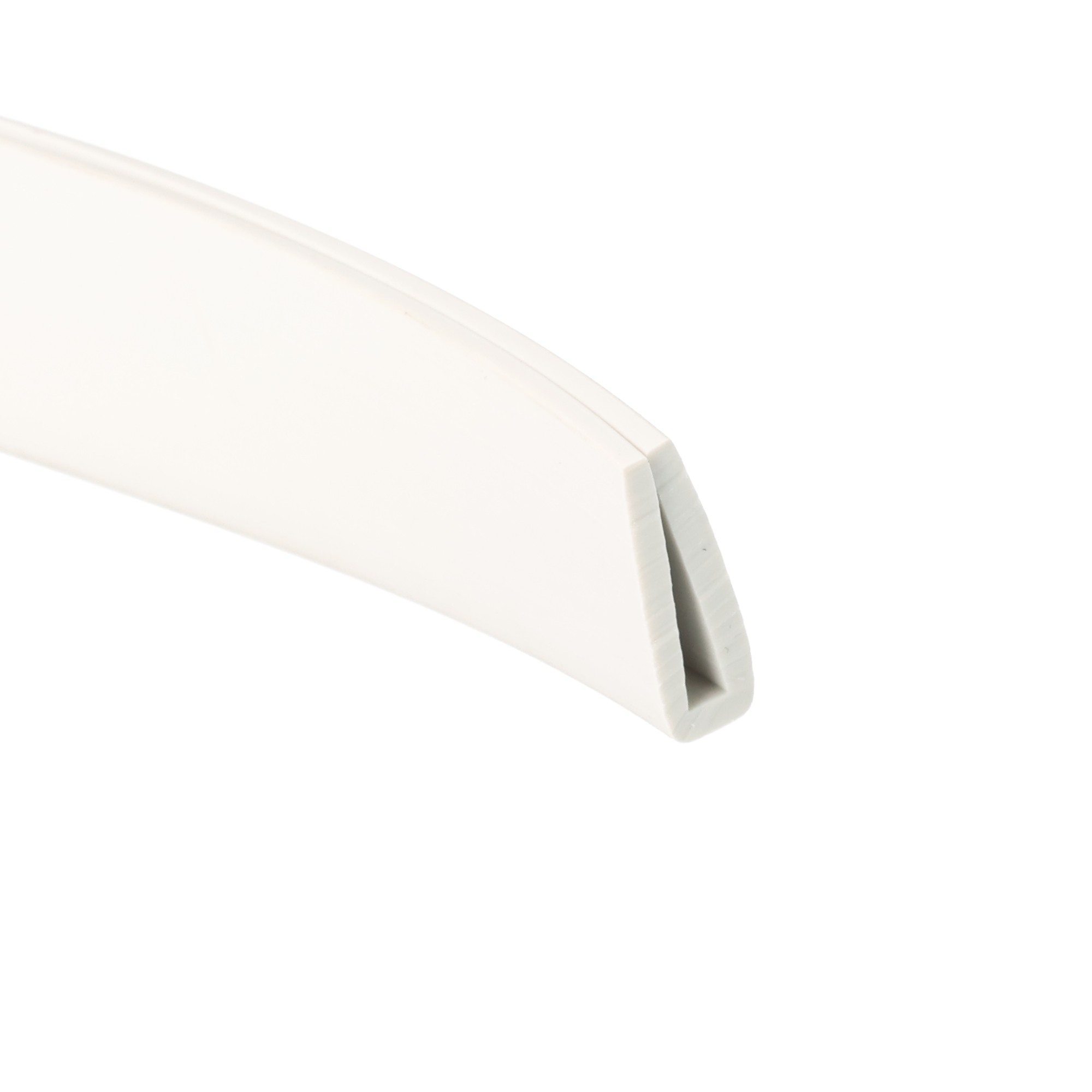 uszczelka-krawedziowa-3-mm-szara-12-317-08-ral7035-1 - Centrum uszczelek Close-up of a white curved plastic edge with a subtle seam or groove along the bottom edge.