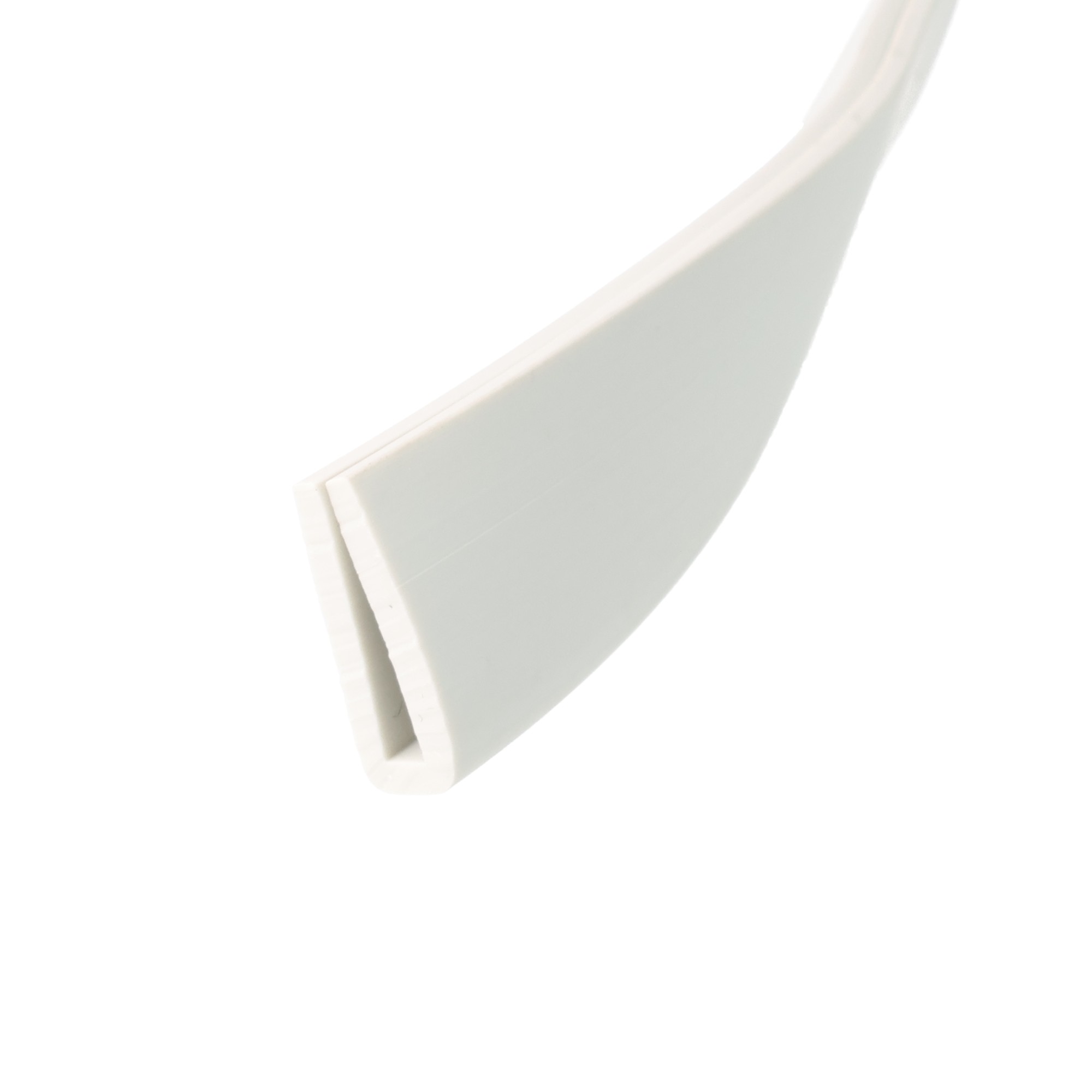 uszczelka-krawedziowa-3-mm-szara-12-317-08-ral7035-2 - Centrum uszczelek Close-up of a curved white plastic object running diagonally across a white background