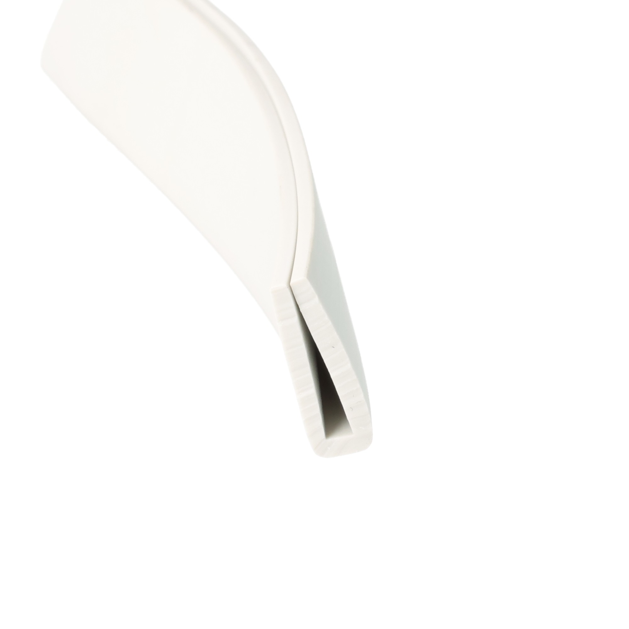 uszczelka-krawedziowa-3-mm-szara-12-317-08-ral7035-3 - Centrum uszczelek Close-up of a white curved plastic object with a ridged edge, oriented diagonally across the frame.
