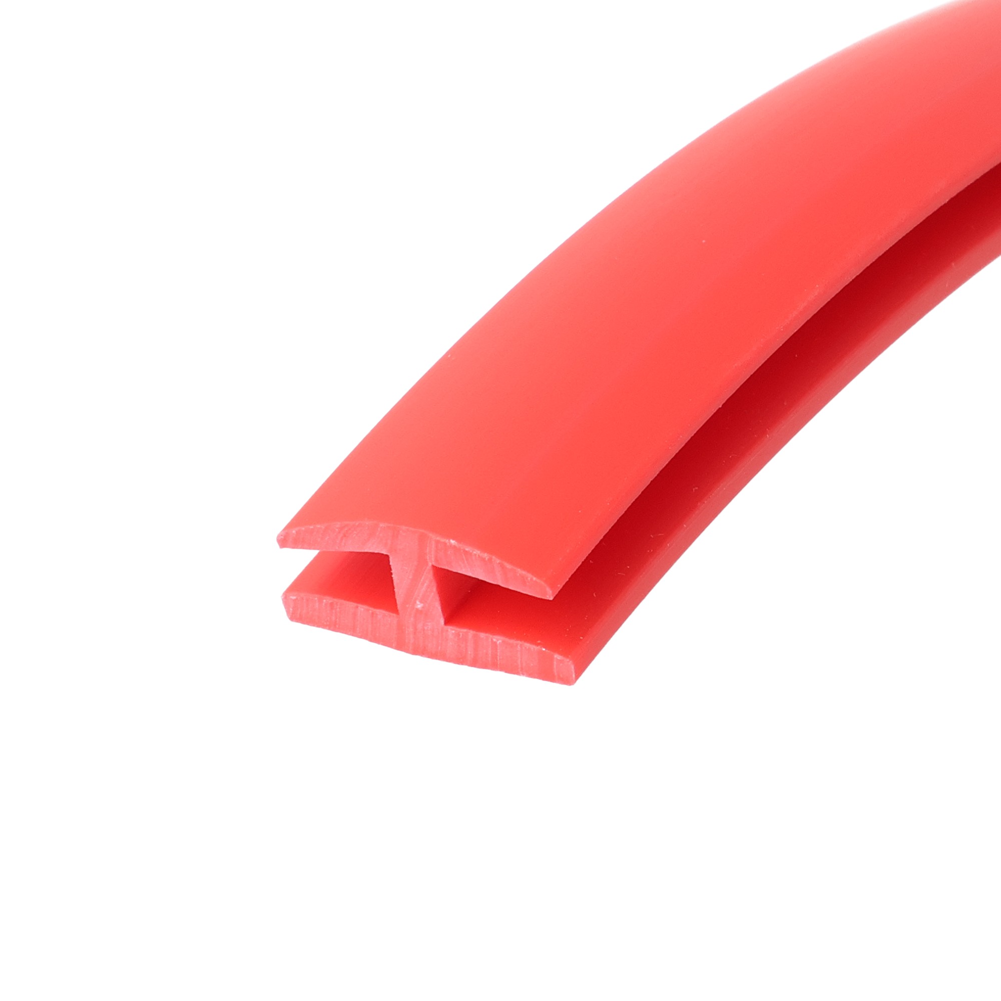 uszczelka-krawedziowa-typ-h-miekkie-pvc-4-x-9-x-19mm-czerwona-12-1203-2 - Centrum uszczelek Close-up of red plastic extrusion with a curved edge and hollow cross-section, showing interlocking notches at the end.