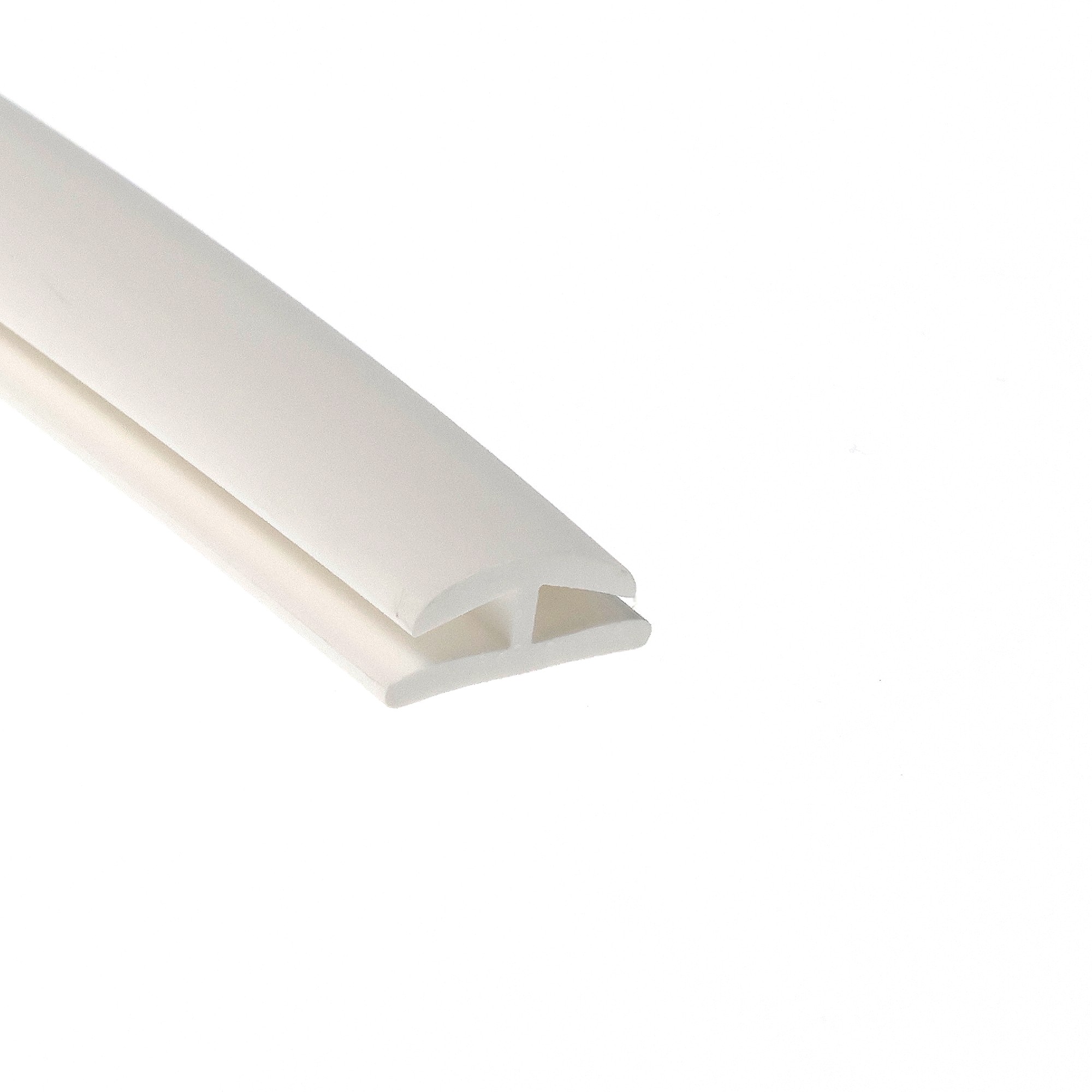uszczelka-krawedziowa-miekkie-pvc-typ-h-3-x-12-x-14mm-biala-12-321-09-3 - Centrum uszczelek Diagonal pale beige plastic or paper tube running across a white background, with soft shadows along its edge.