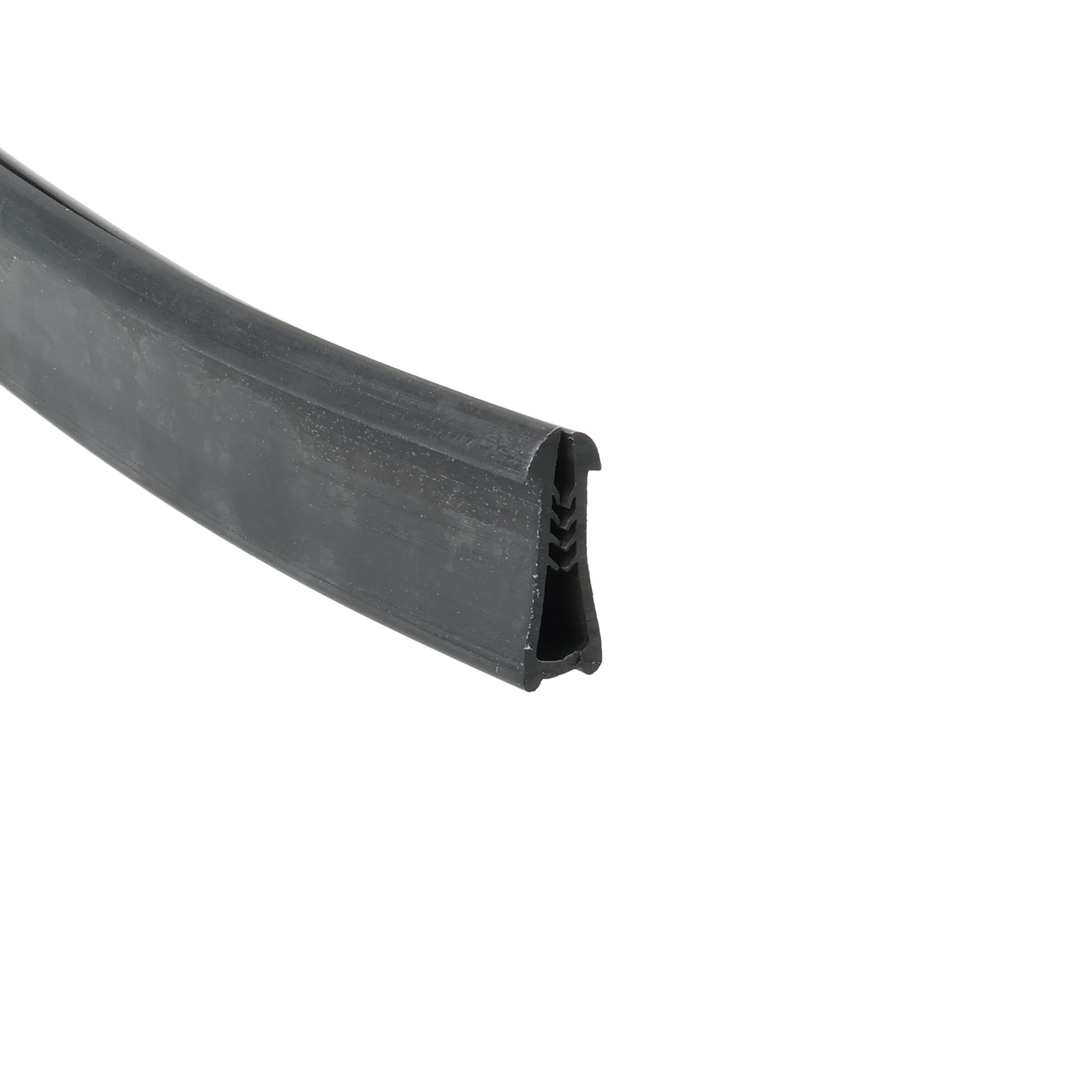 uszczelka-epdm-na-krawedz-8-mm-epdm-czarna-04-913-1 - Centrum uszczelek Close-up of a curved black rubber extrusion with hollow channels along its edge.