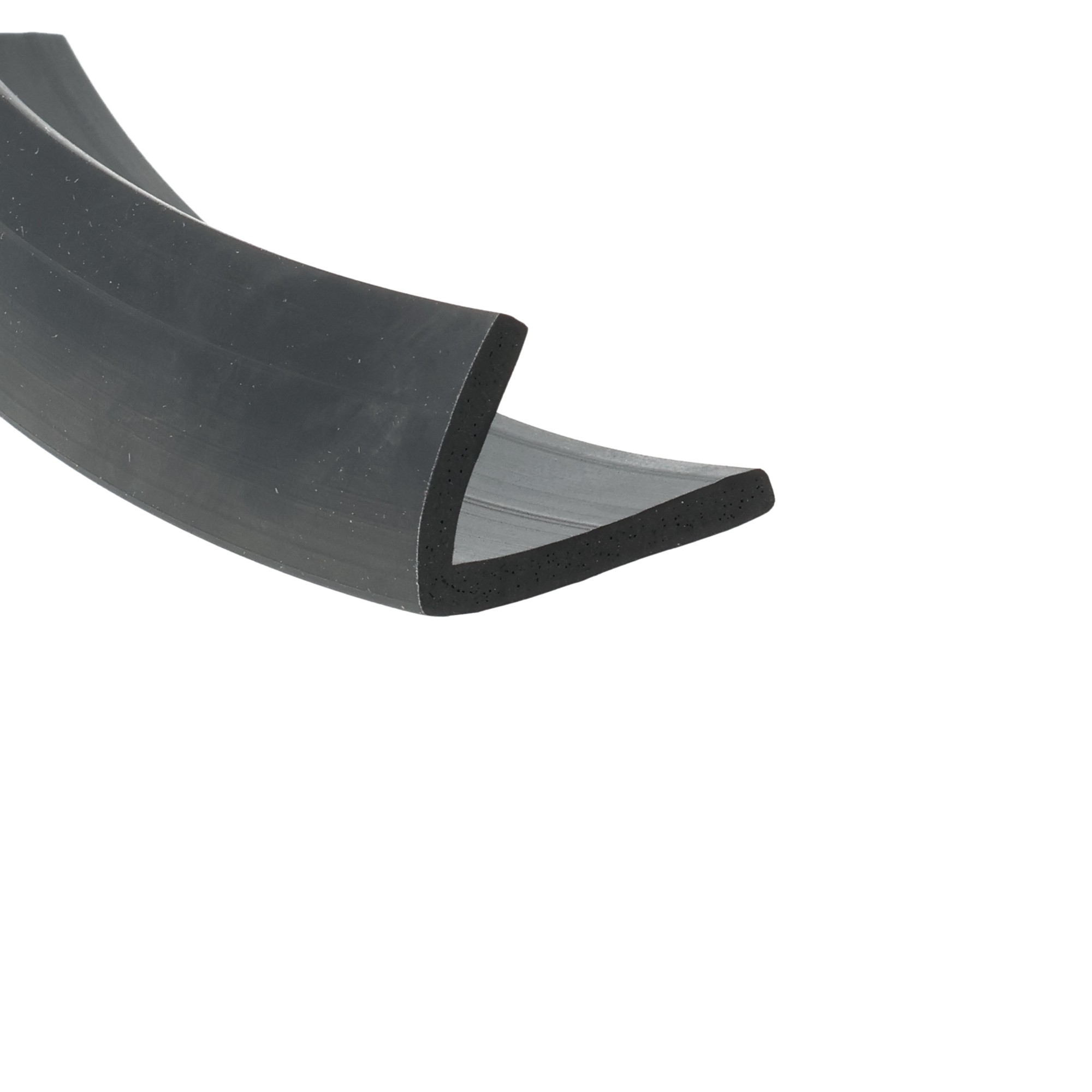 uszczelka-gumowa-typ-l-3-x-21-x-28mm-czarna-023620-1 - Centrum uszczelek Close-up of a dark curved rubber strip with a matte finish on a white background
