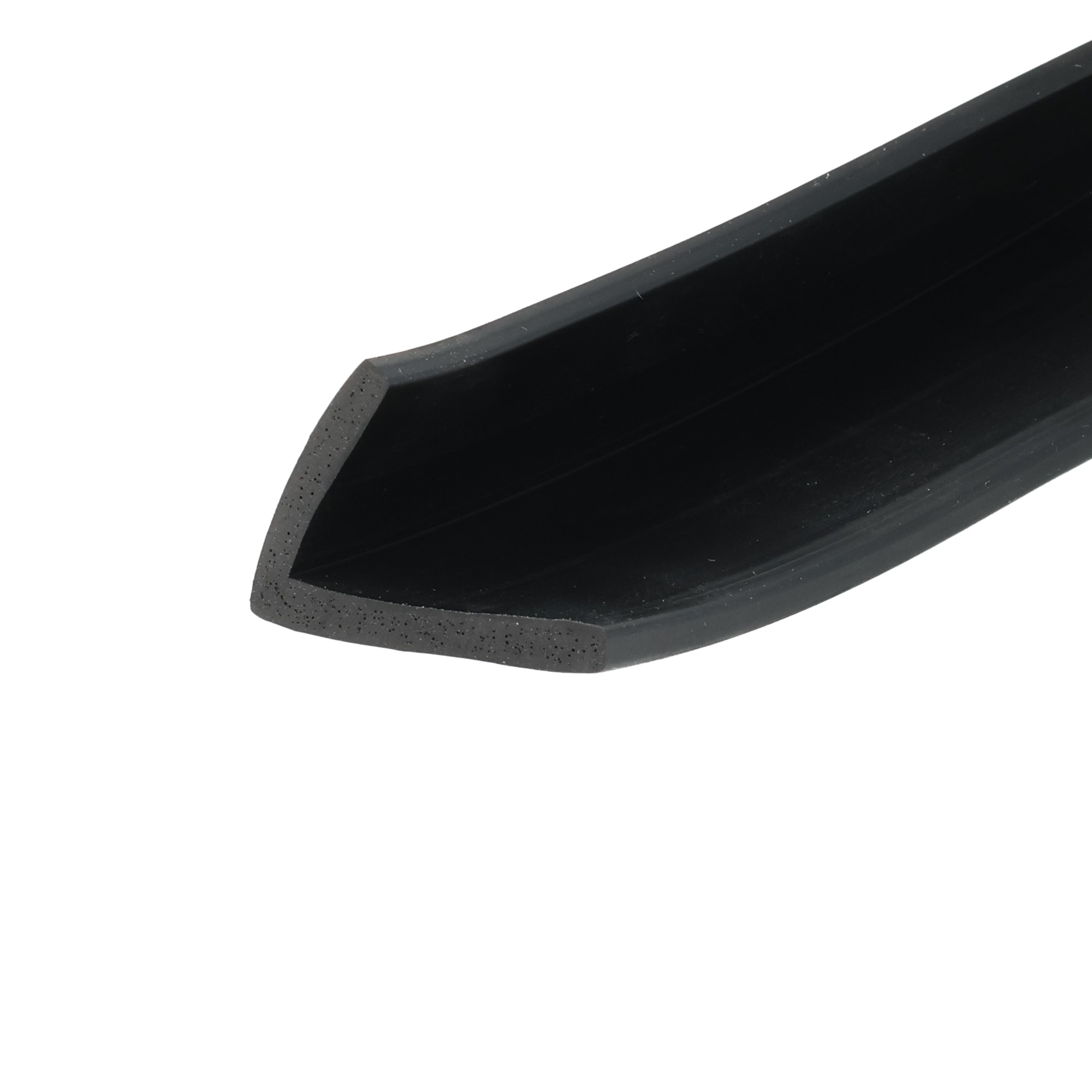 uszczelka-gumowa-typ-l-3-x-21-x-28mm-czarna-023620-2 - Centrum uszczelek Close-up of a black curved edge with a light gray speckled inner lip, photographed at an angle there is texture on the edge.