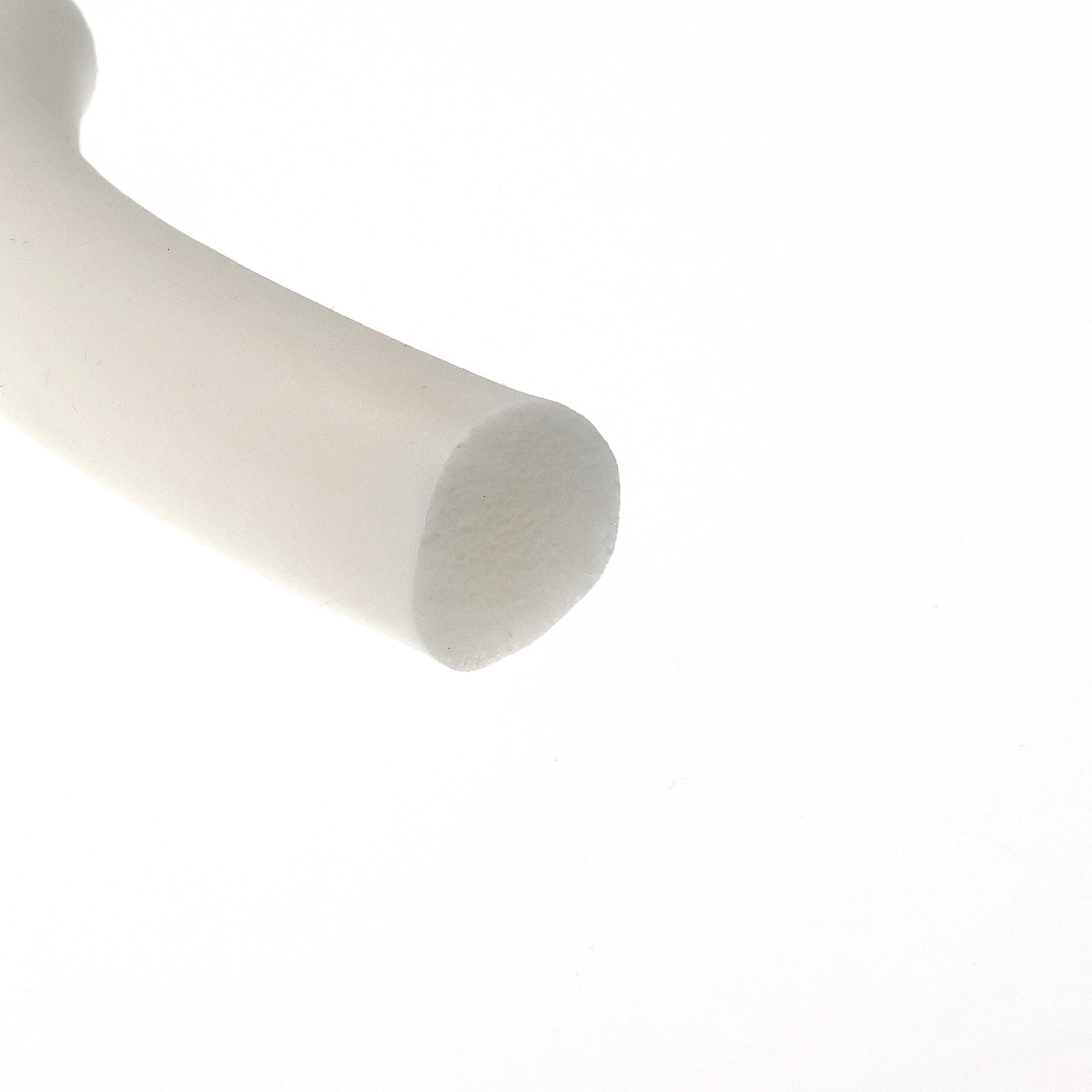 sznur-silikonowy-spieniony-fi-20-mm-bialy-0291257-1 1 - Centrum uszczelek Abstract close-up of smooth white shapes with soft shadows on a pale background.