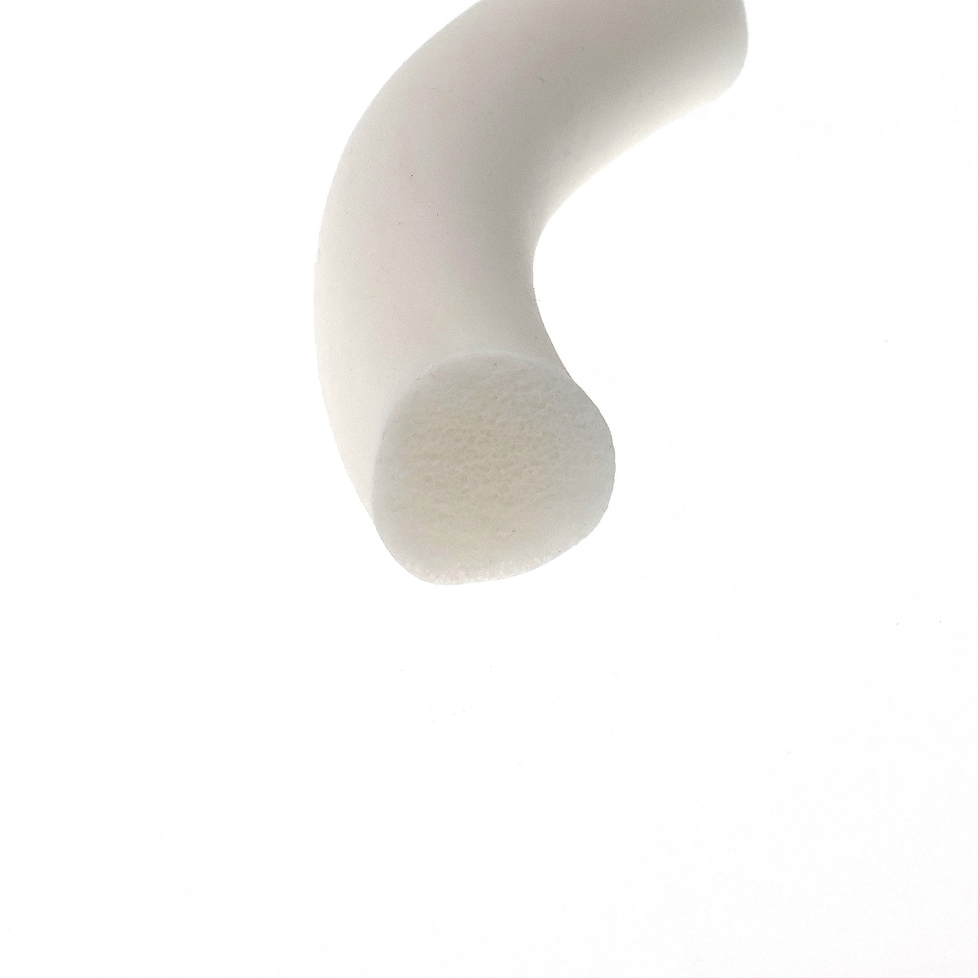 sznur-silikonowy-spieniony-fi-20-mm-bialy-0291257-3 - Centrum uszczelek Close-up of a pale, curved sculpture fragment against a white background.
