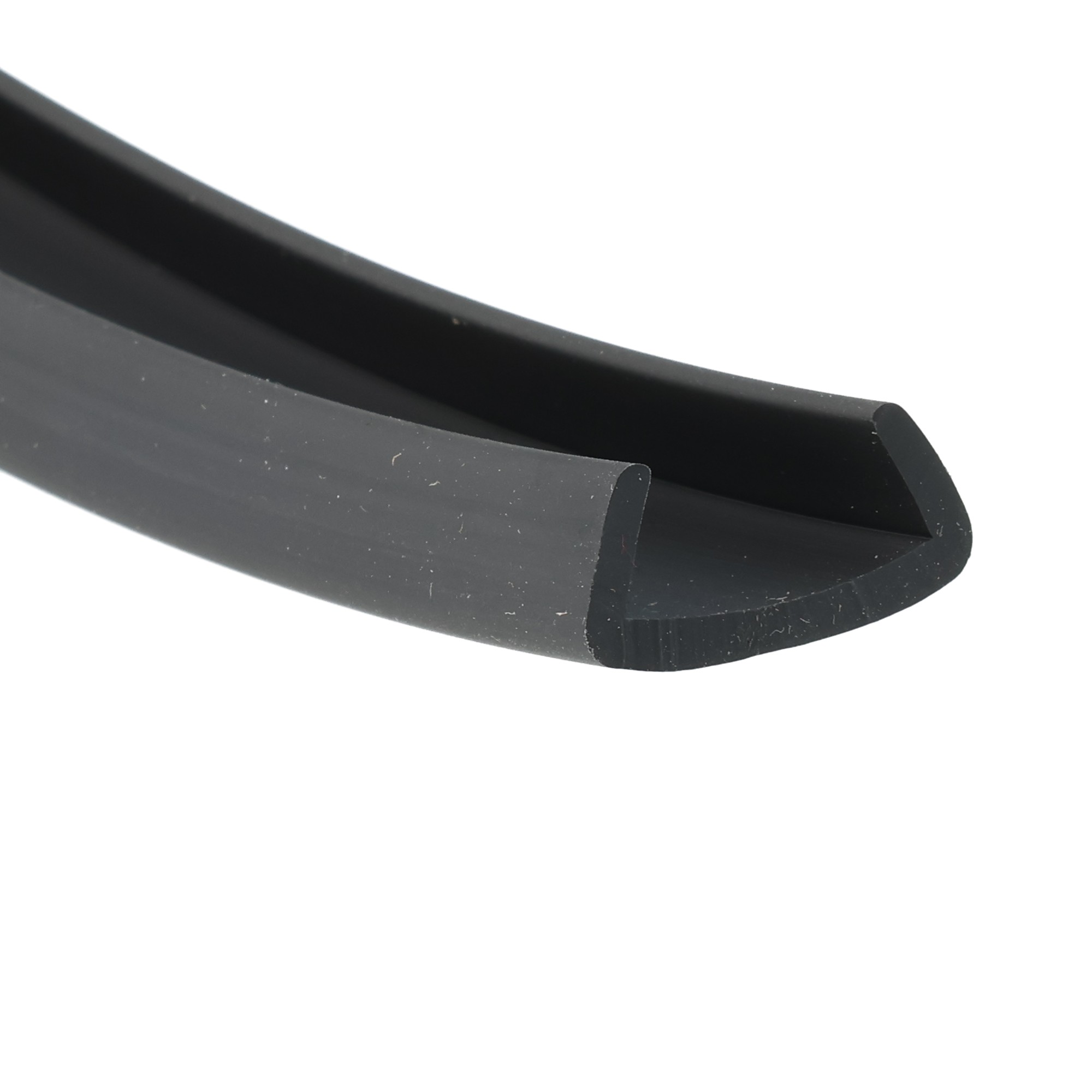 uszczelka-krawedziowa-20-mm-czarna-12-315-05-1 - Centrum uszczelek Close-up of a smooth black curved plastic edge against a white background.