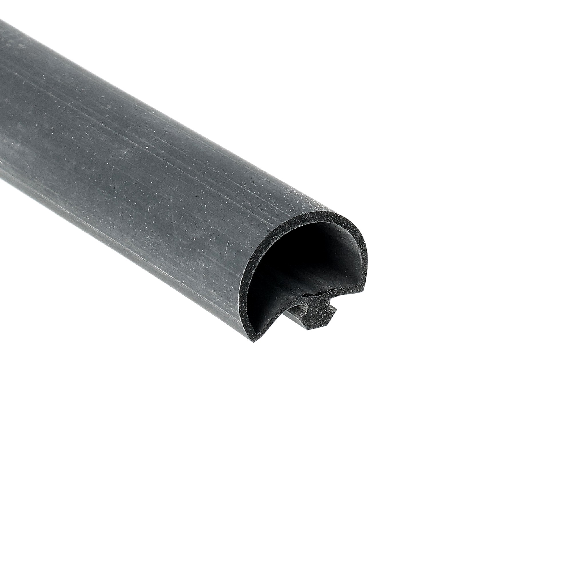 uszczelka-chlodni-silikonowa-wciskana-typ-d-13-x-18mm-czarna-0991030-1 - Centrum uszczelek Close-up of a black plastic tube with a hollow circular end and cut edge at the bottom-right.