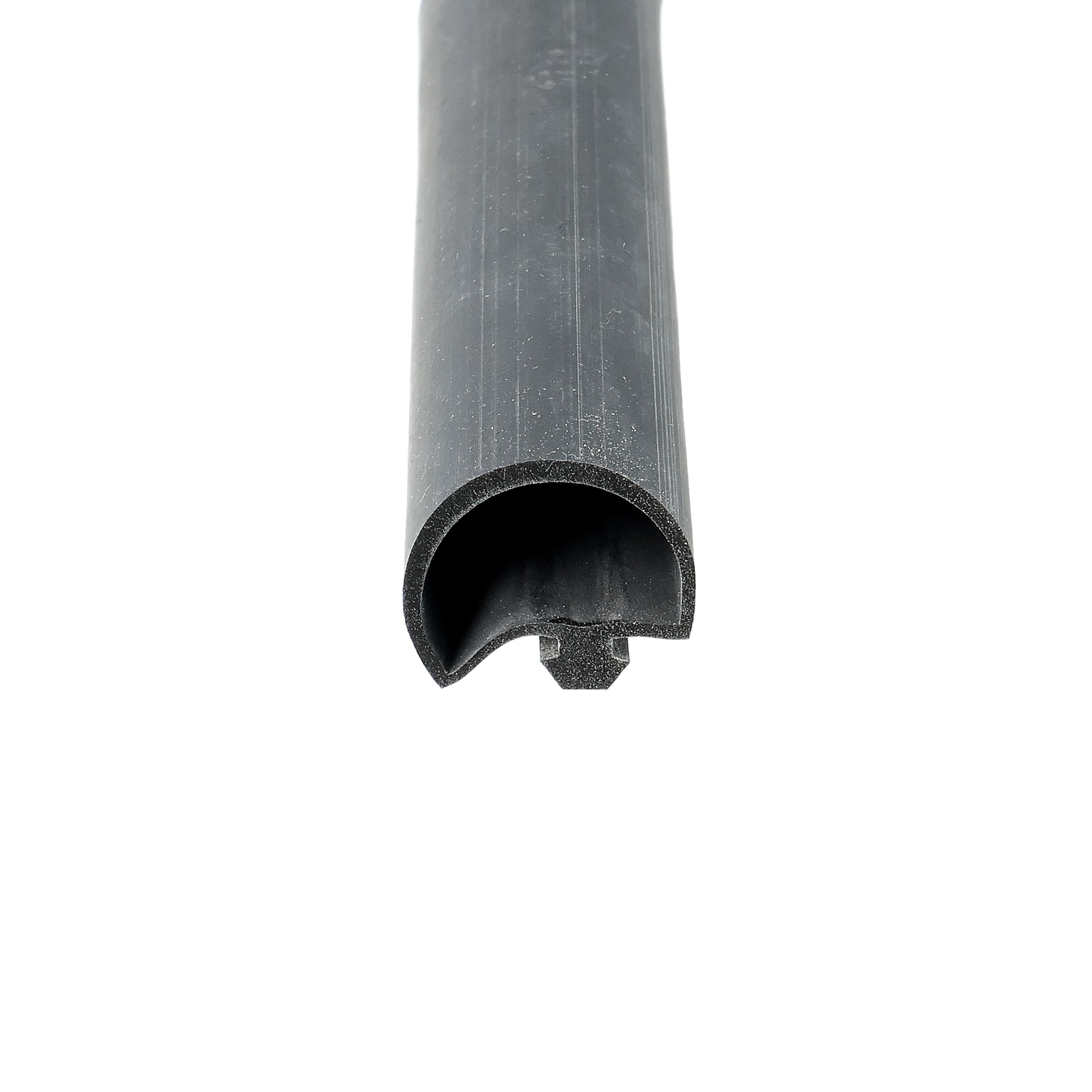 uszczelka-chlodni-silikonowa-wciskana-typ-d-13-x-18mm-czarna-0991030-3 - Centrum uszczelek Close-up of a dark gray cylindrical pipe end, open with a hollow circular interior edge visible at the bottom