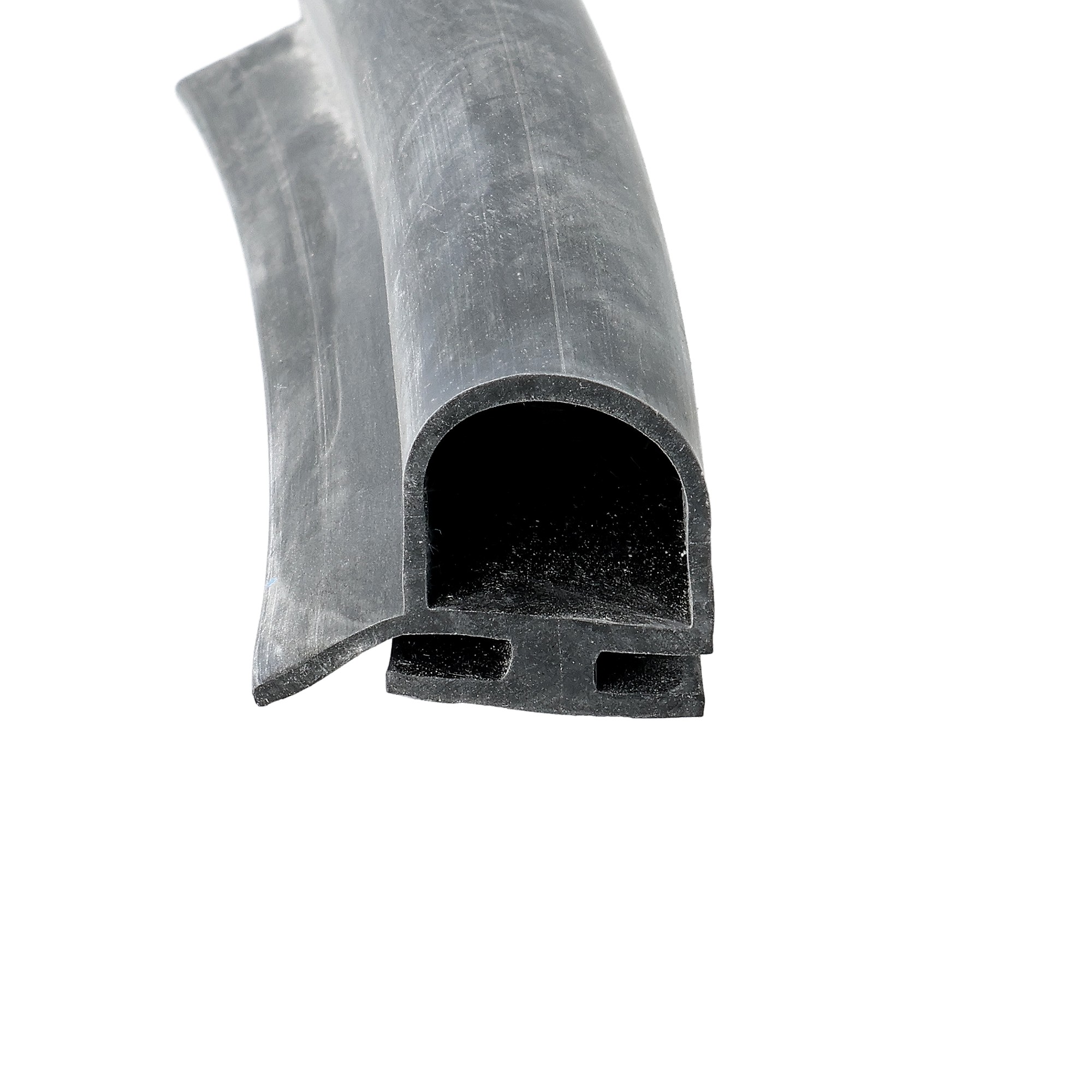 uszczelka-drzwi-chlodni-silikonowa-typ-d-19-x-25-x-20mm-czarna-0991460-3 - Centrum uszczelek Close-up of a black 90-degree pipe elbow, showing the hollow interior and curved exterior surface.