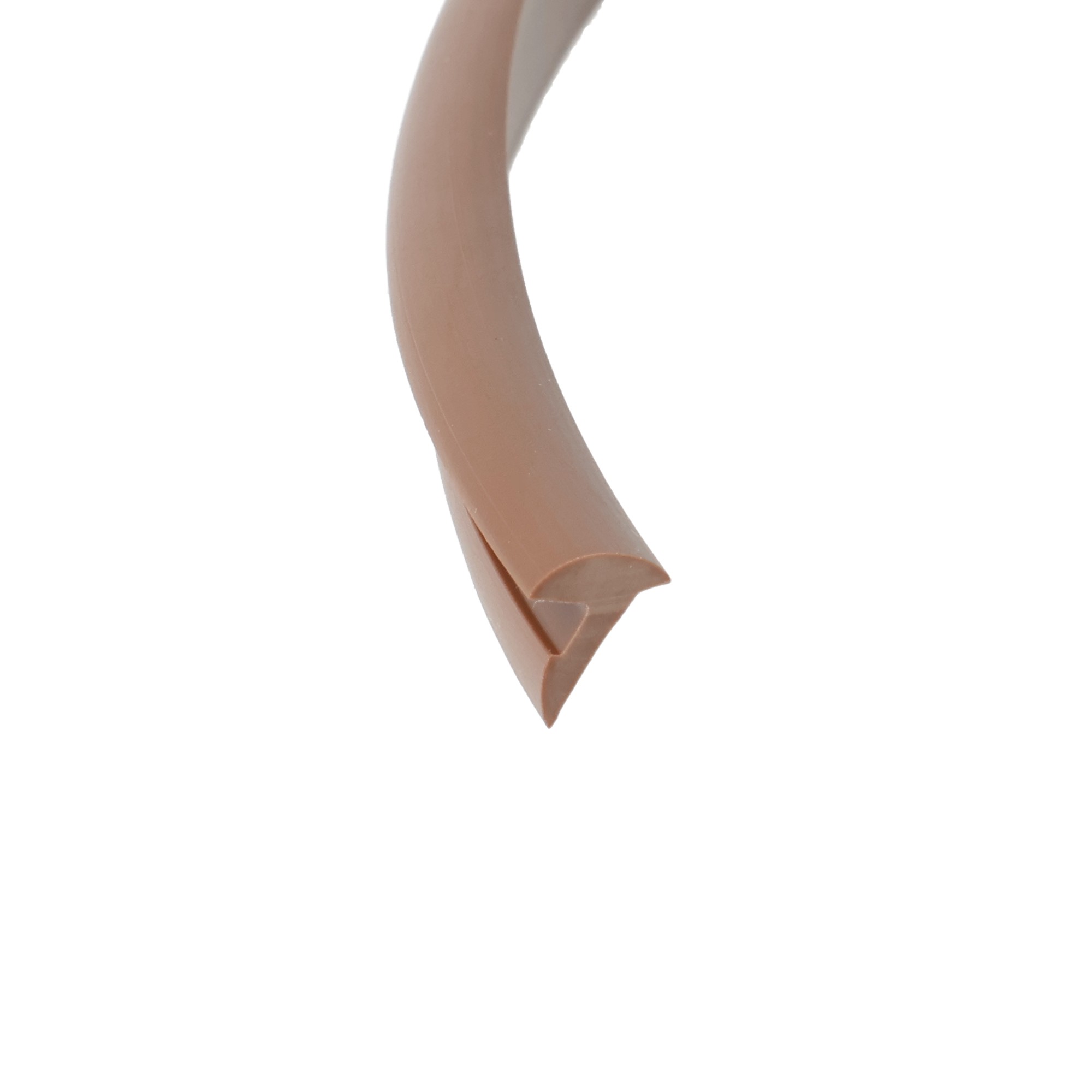 uszczelka-szyby-klinujaca-5-x-85mm-brazowa-026085-6 - Centrum uszczelek Close-up of a brown curved plastic piece on a white background with a visible seam near the end.