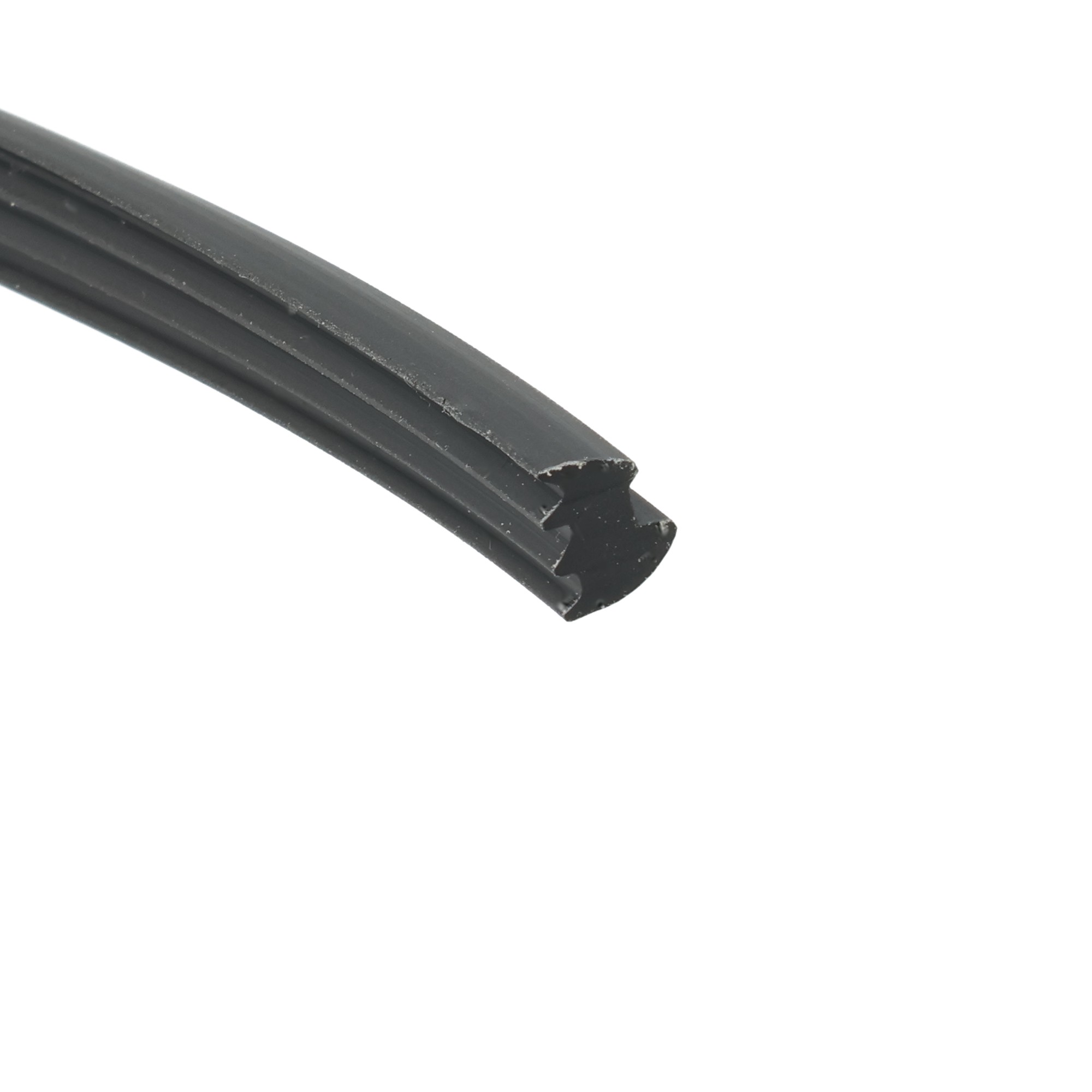 uszczelka-szyby-klinujaca-5-x-6-x-8mm-czarna-015125bl-1 - Centrum uszczelek Close-up of a black windshield wiper blade diagonal across a white background.
