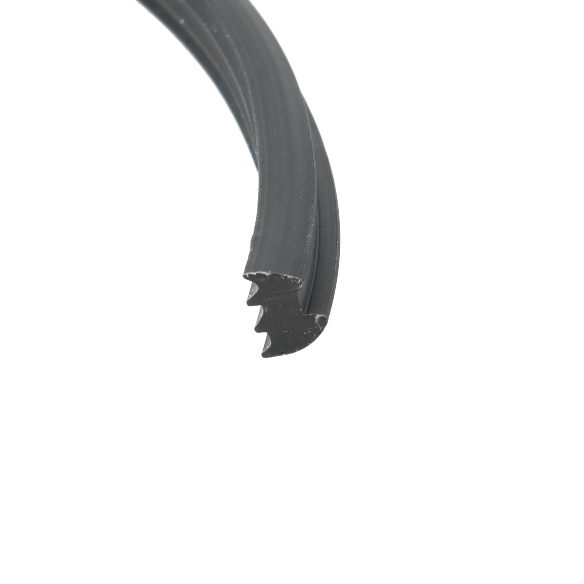 uszczelka-szyby-klinujaca-5-x-6-x-8mm-czarna-015125bl-3 - Centrum uszczelek Close-up of a black curved rubber gasket with a rough inner edge on a white background.