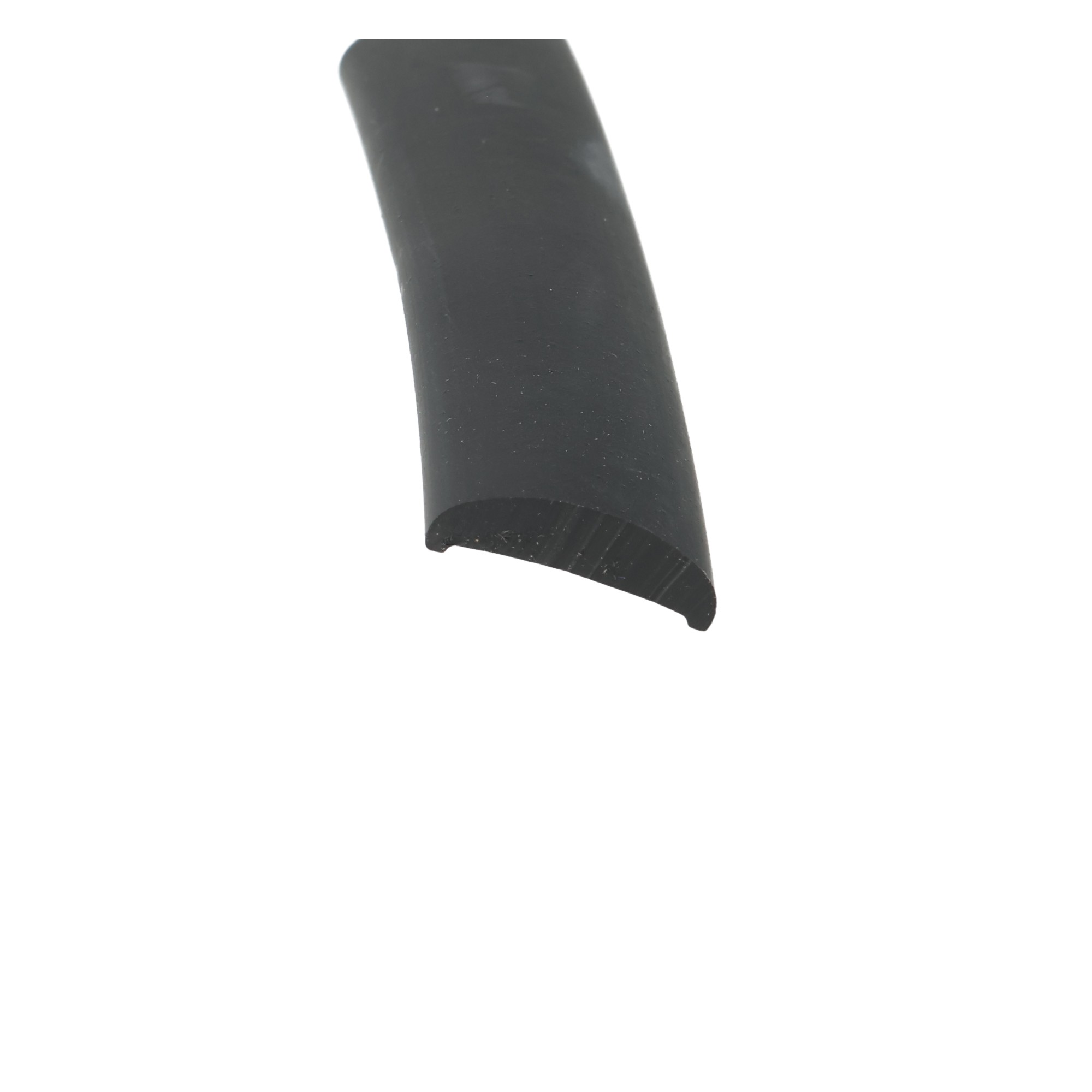 listwa-odbojowa-bez-kleju-l-22-mm-12-310-04bk-6 - Centrum uszczelek Close-up of a black curved cylindrical object against a white background with a smooth surface.
