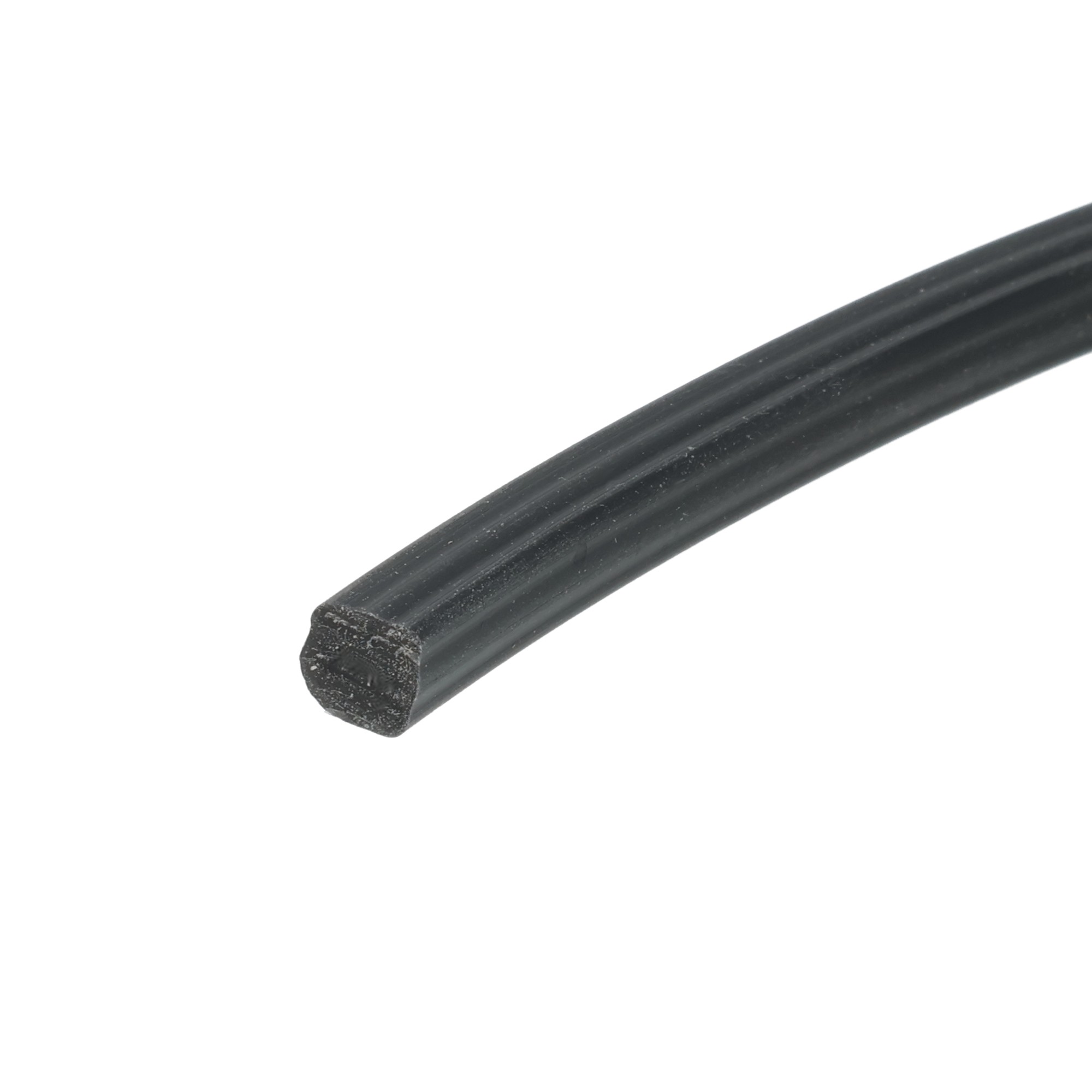 uszczelka-do-szyby-5-5mm-gumowa-0629790kpl-3 - Centrum uszczelek Close-up of a black rubber tubing with a squared end, placed diagonally on a white background.