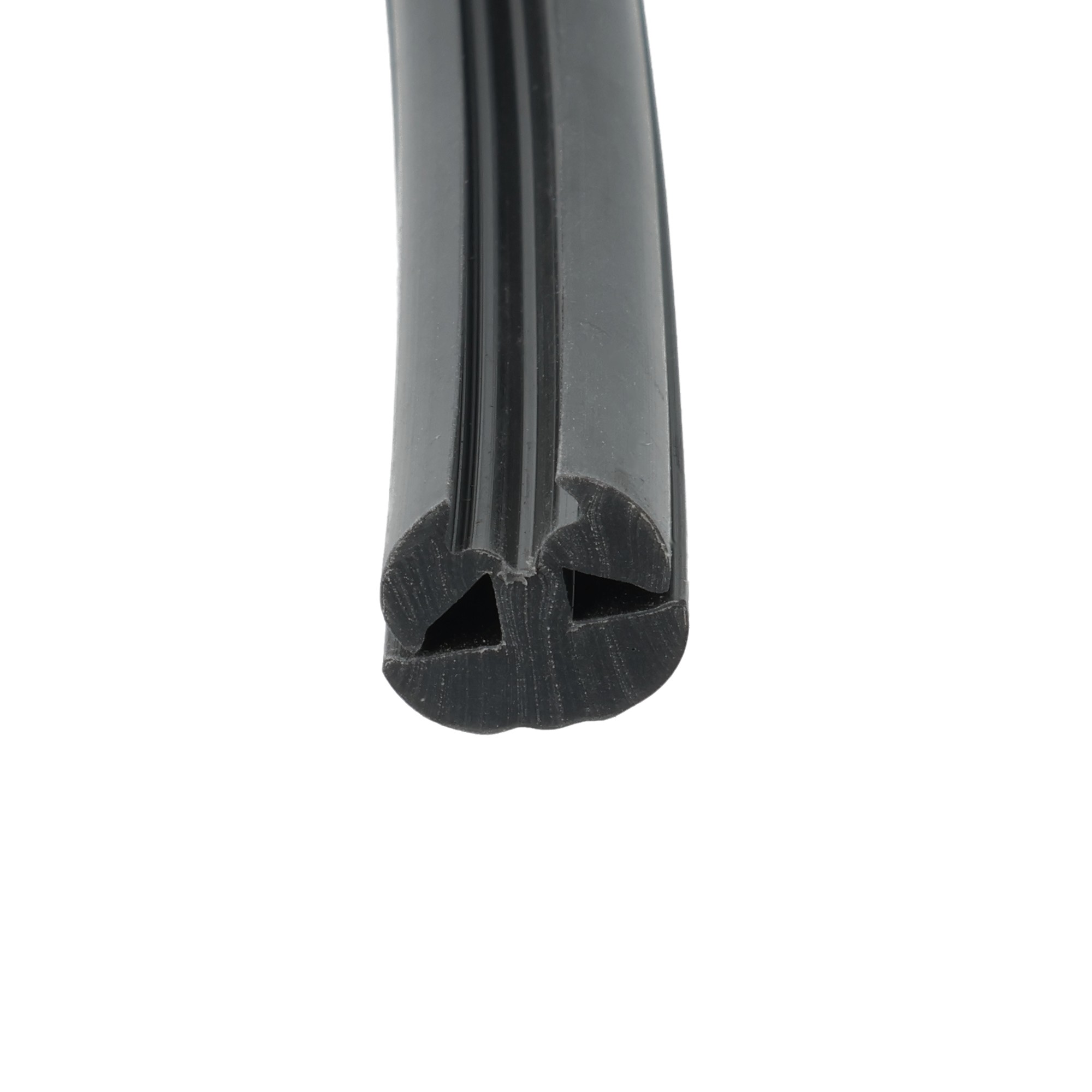 uszczelka-do-szyby-5-5mm-gumowa-0629790kpl-6 - Centrum uszczelek Close-up of a black curved object with a glossy surface and a chipped bottom tip.