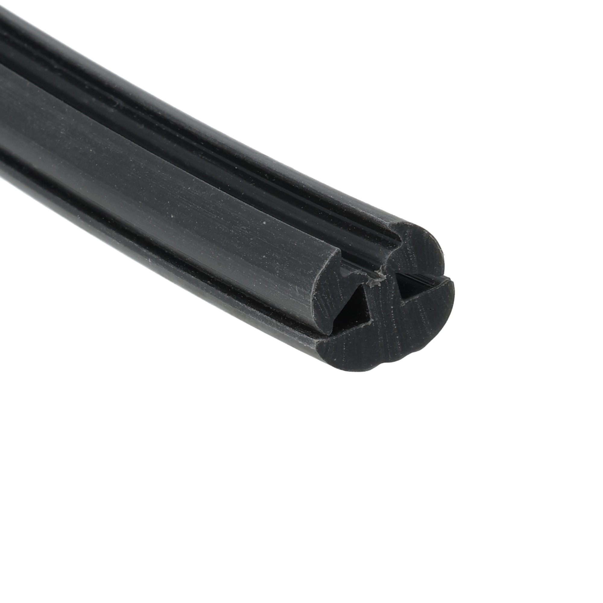 uszczelka-do-szyby-8-4mm-gumowa-0629769kpl-2 - Centrum uszczelek Close-up of a black plastic rail or clip with a grooved channel running along its length.