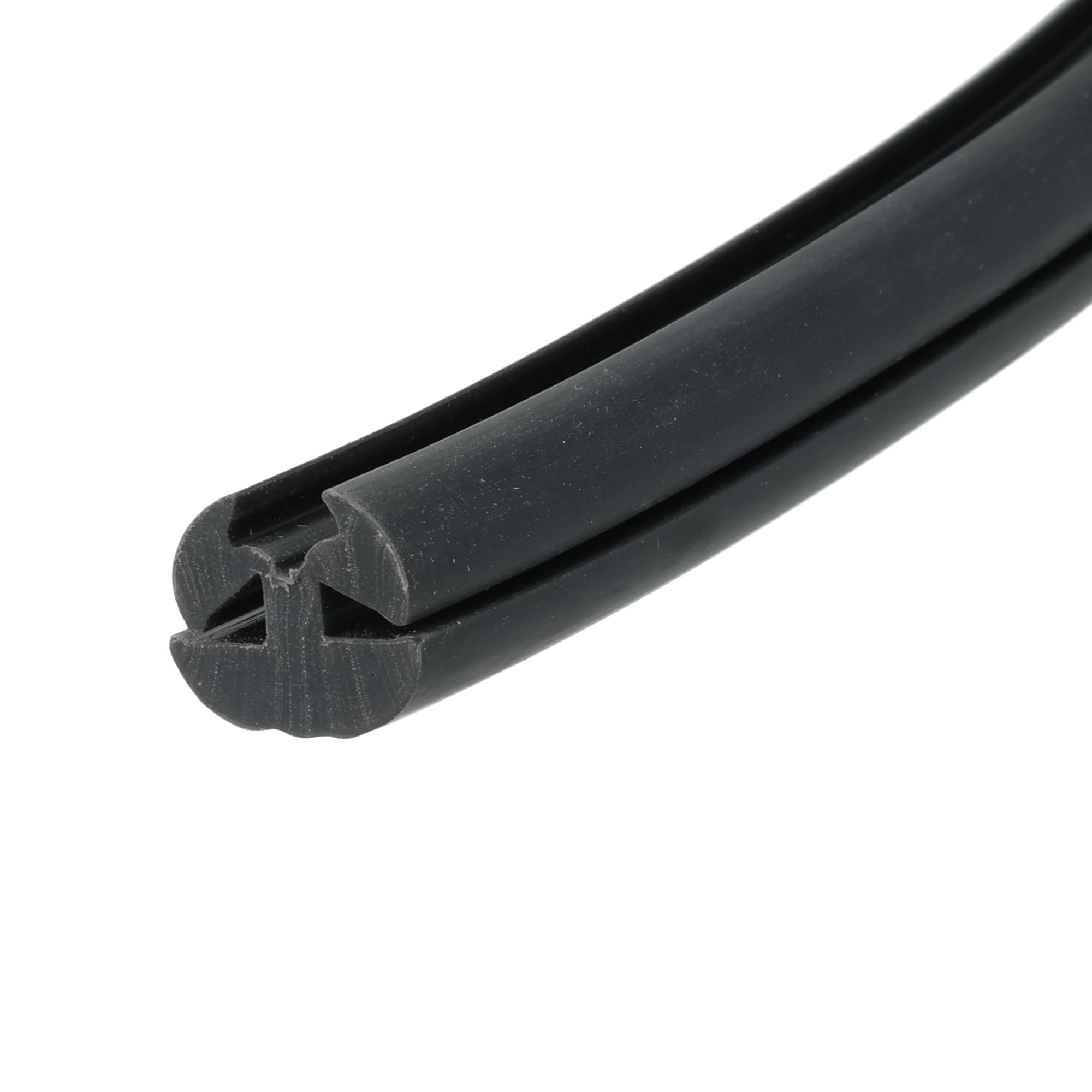 uszczelka-do-szyby-8-4mm-gumowa-0629769kpl-3 - Centrum uszczelek Close-up of black rubber weatherstripping with a rounded cross-section and groove details, likely a door seal or window gasket.