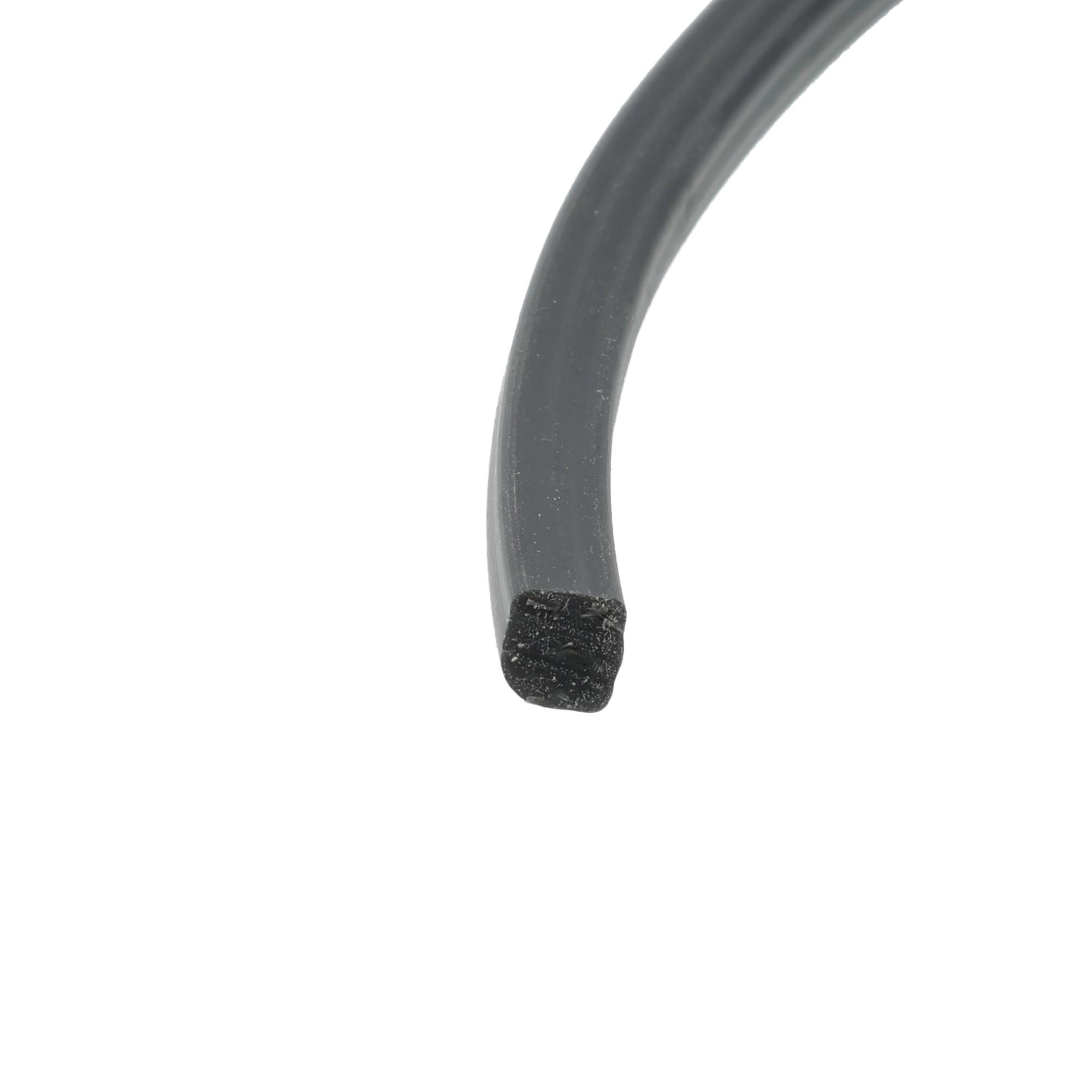 uszczelka-do-szyby-8-4mm-gumowa-0629769kpl-5 - Centrum uszczelek Close-up of a curved dark gray rubber hose or cable with a rough, textured end against a white background.