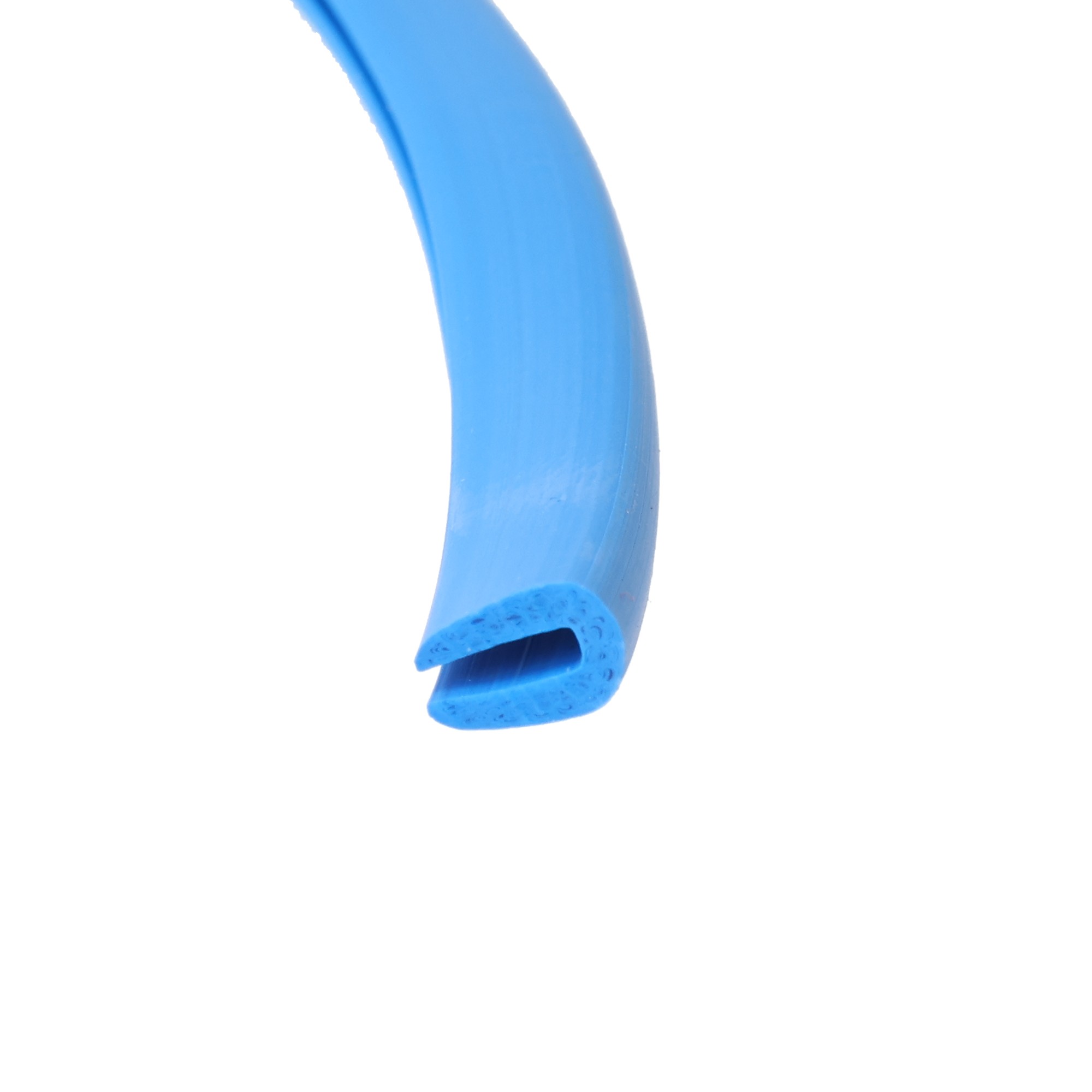 uszczelka-krawedziowa-1-mm-niebieska-12-314-02-3 - Centrum uszczelek Close-up of a curved blue plastic tube with a flared end against a white background.