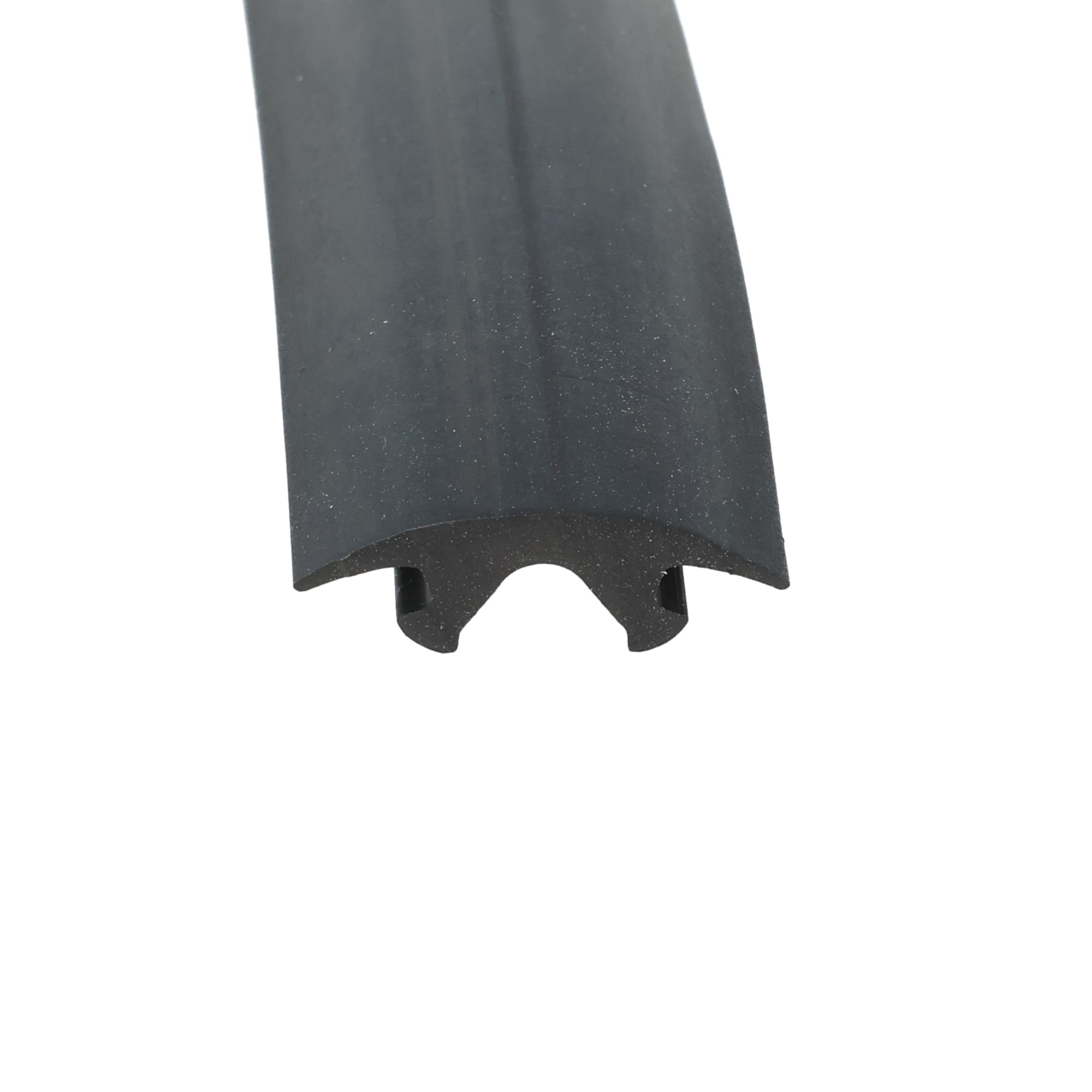 0357525_140 - Centrum uszczelek Close-up of a dark curved blade-like object against a white background, showing a rounded bottom edge with small notches.