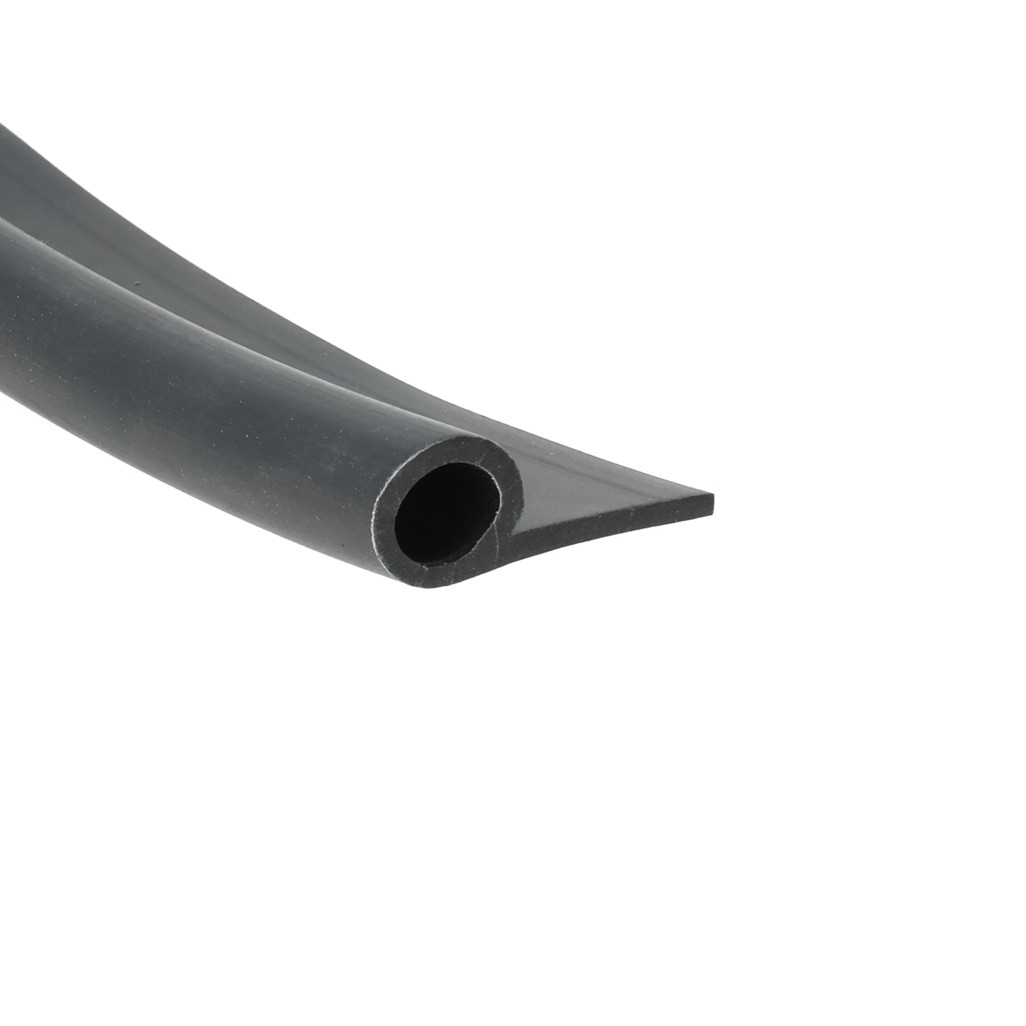 uszczelka-do-drzwi-lita-guma-typ-p-2-x-125-x-30mm-czarna-0625127-2 - Centrum uszczelek Close-up of a black cylindrical tube with a hollow circular opening, angled diagonally across the frame.