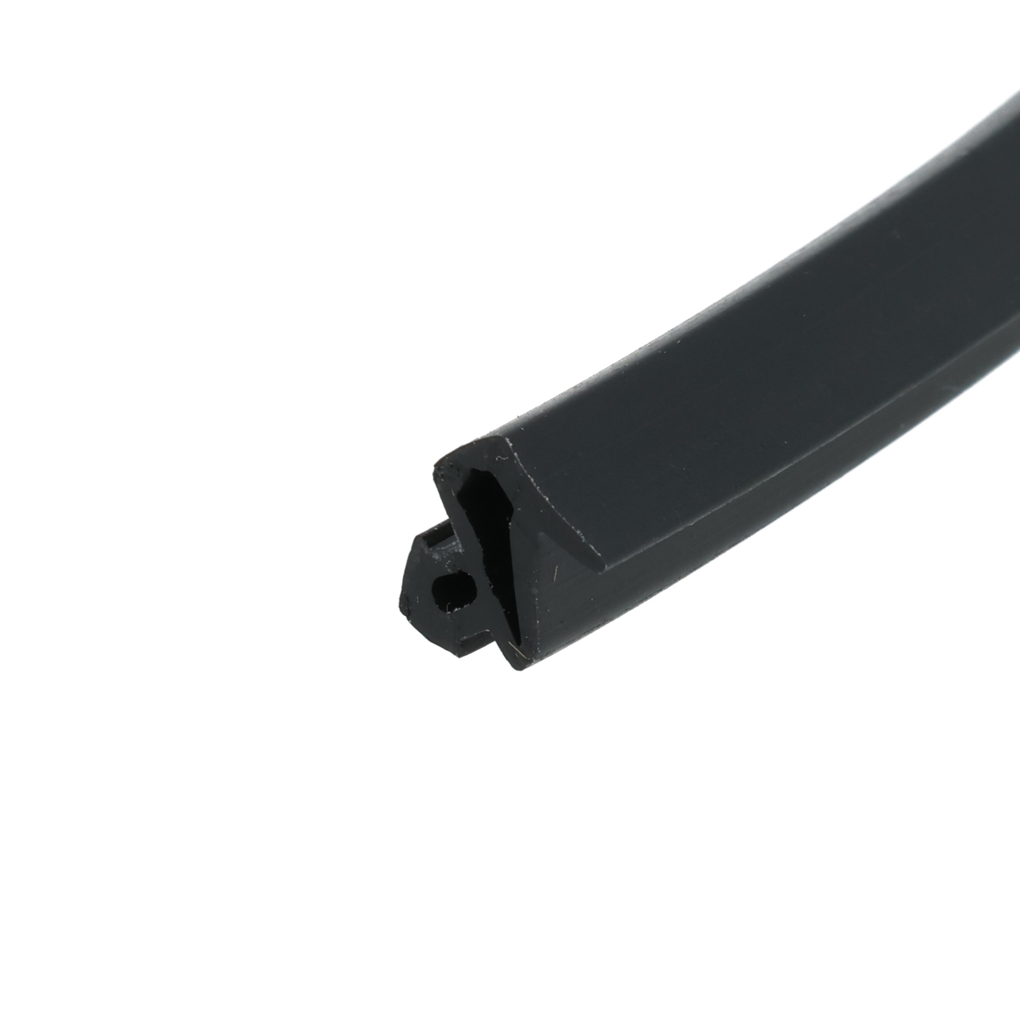 uszczelka-do-okien-pcv-typu-salamander-s-1251-gumowa-czarna-04-805-3 - Centrum uszczelek Close-up of a black metal rectangular tube with a hollow square end, diagonally oriented against a white background.