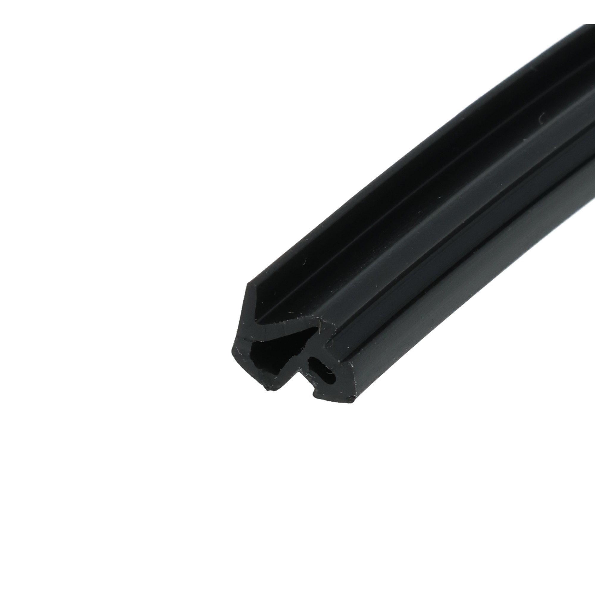 uszczelka-do-okien-pcv-typu-salamander-s-1251-gumowa-czarna-04-805-4 - Centrum uszczelek Close-up of a black, grooved extrusion or rail seen diagonally against a white background, revealing a rectangular cross-section with a hollow channel at the end.