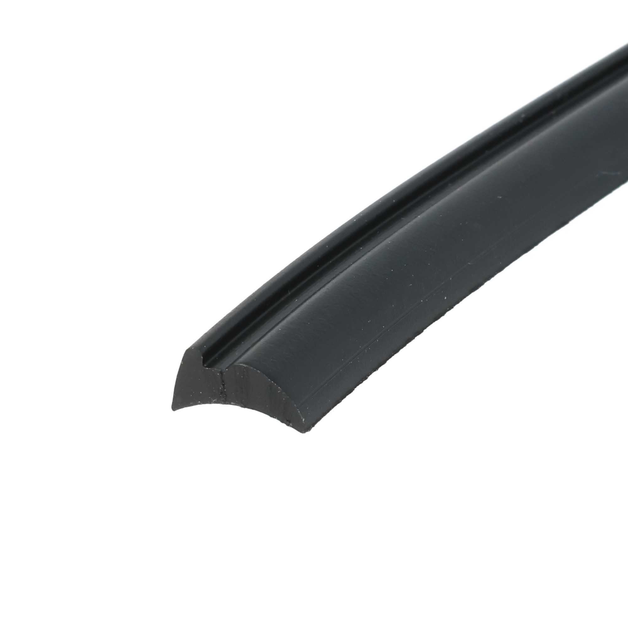 uszczelka-do-okna-do-profilu-aluminiowego-i-pvc-gumowa-czarna-0356354a-3 - Centrum uszczelek Close-up of a black curved metal or plastic rail against a white background, showing a glossy finish and seam.