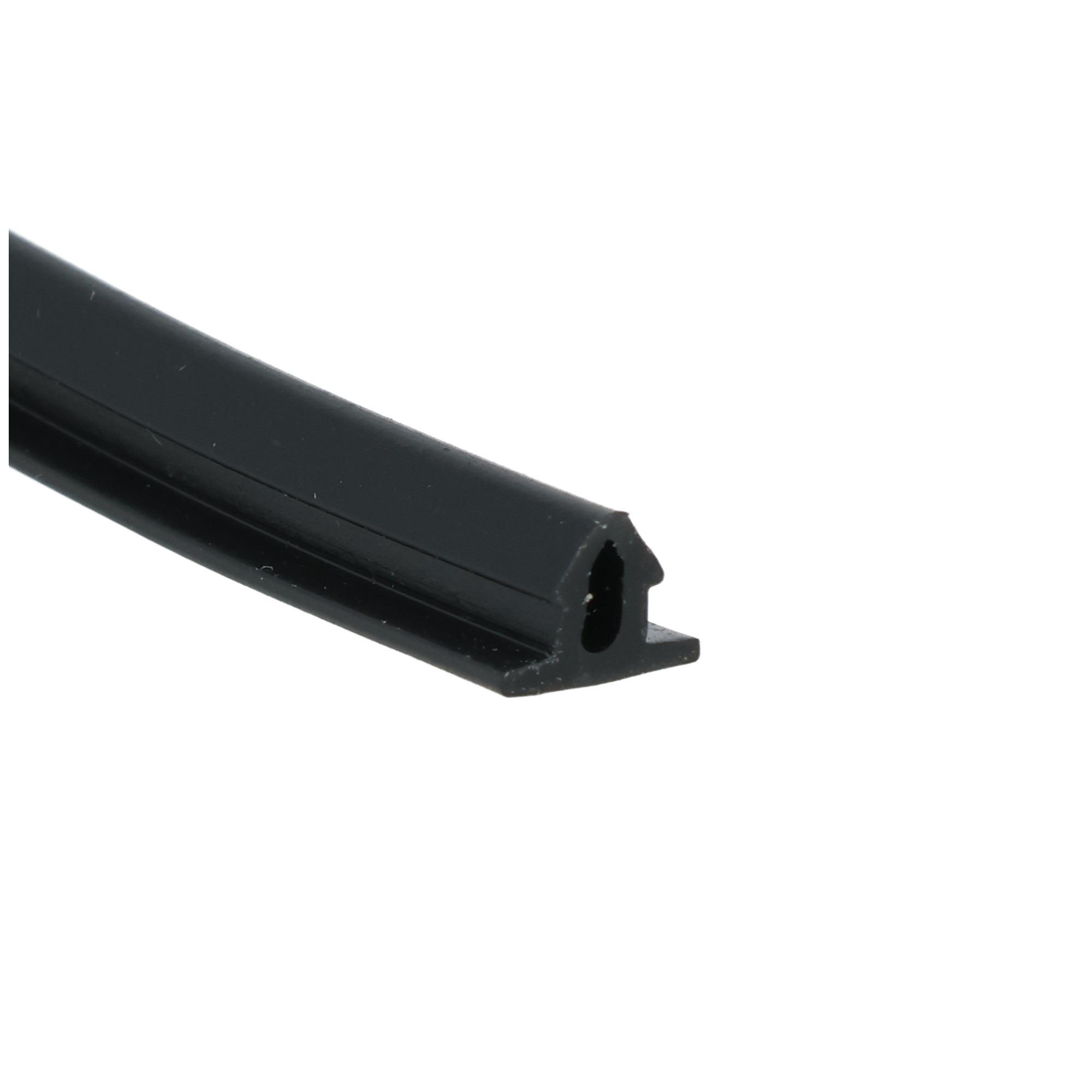 uszczelka-do-okna-maskujaca-szczeline-typu-t-gumowa-czarna-stomil-s-2548-04-548-1 - Centrum uszczelek Close-up of a black diagonal metal/plastic bar with a square notch at one end, against a white background.