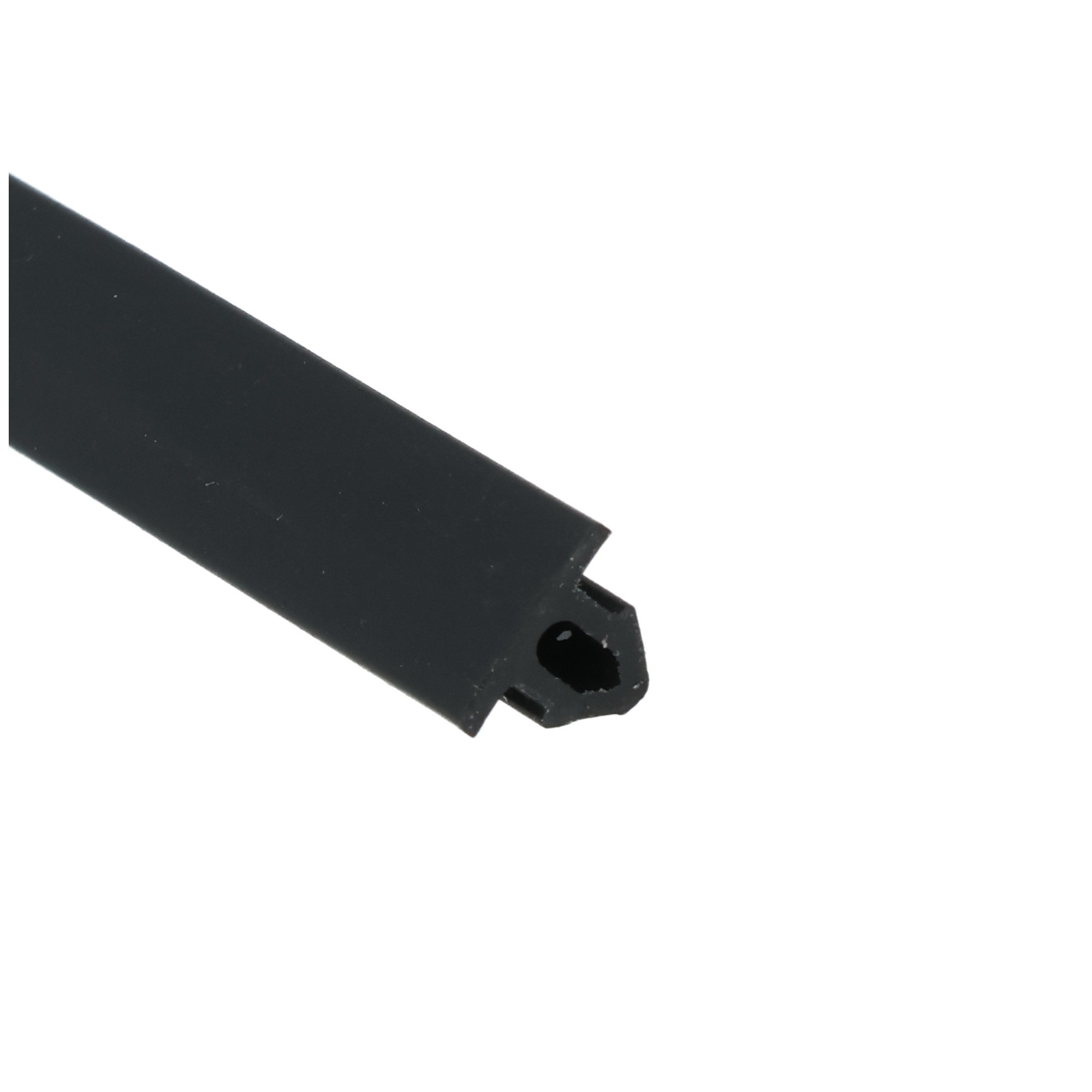 uszczelka-do-okna-maskujaca-szczeline-typu-t-gumowa-czarna-stomil-s-2548-04-548-2 - Centrum uszczelek Close-up of a black metal/bracket-like component with a rounded notch at one end, set against a white background, diagonally oriented across the frame.