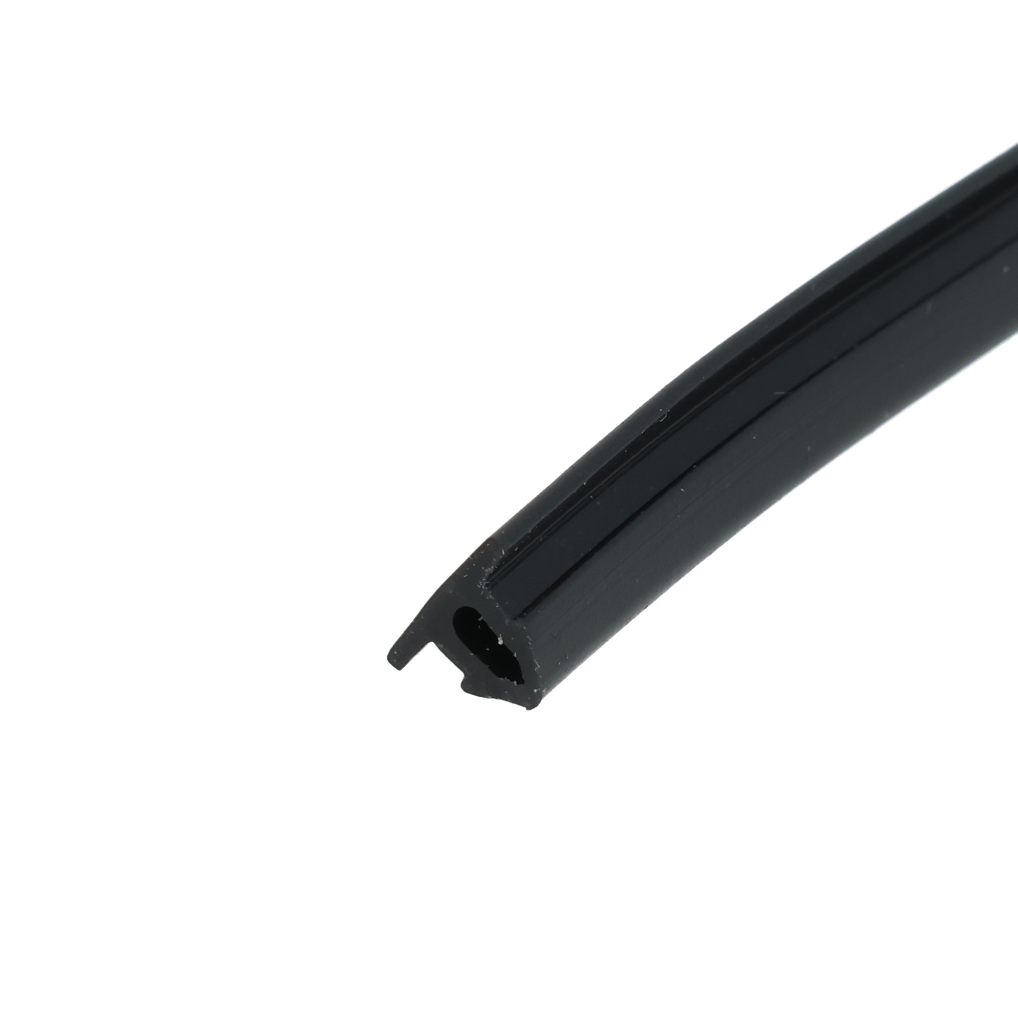 uszczelka-do-okna-maskujaca-szczeline-typu-t-gumowa-czarna-stomil-s-2548-04-548-3 - Centrum uszczelek Close-up of a black, grooved rail or track against a white background.