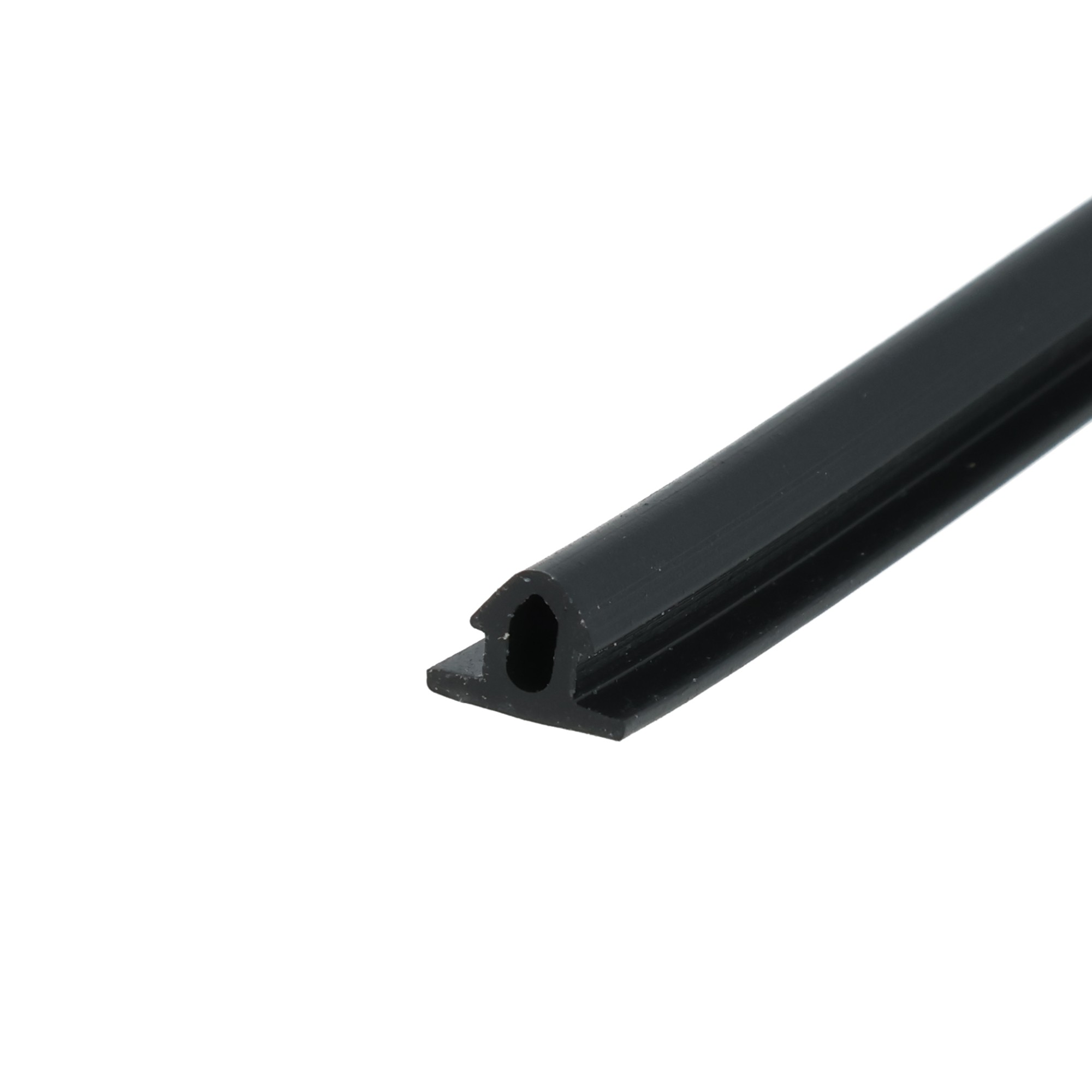 uszczelka-do-okna-maskujaca-szczeline-typu-t-gumowa-czarna-stomil-s-2548-04-548-4 - Centrum uszczelek Close-up of a black metal tube with a rectangular hollow cross-section, diagonally oriented across the frame.