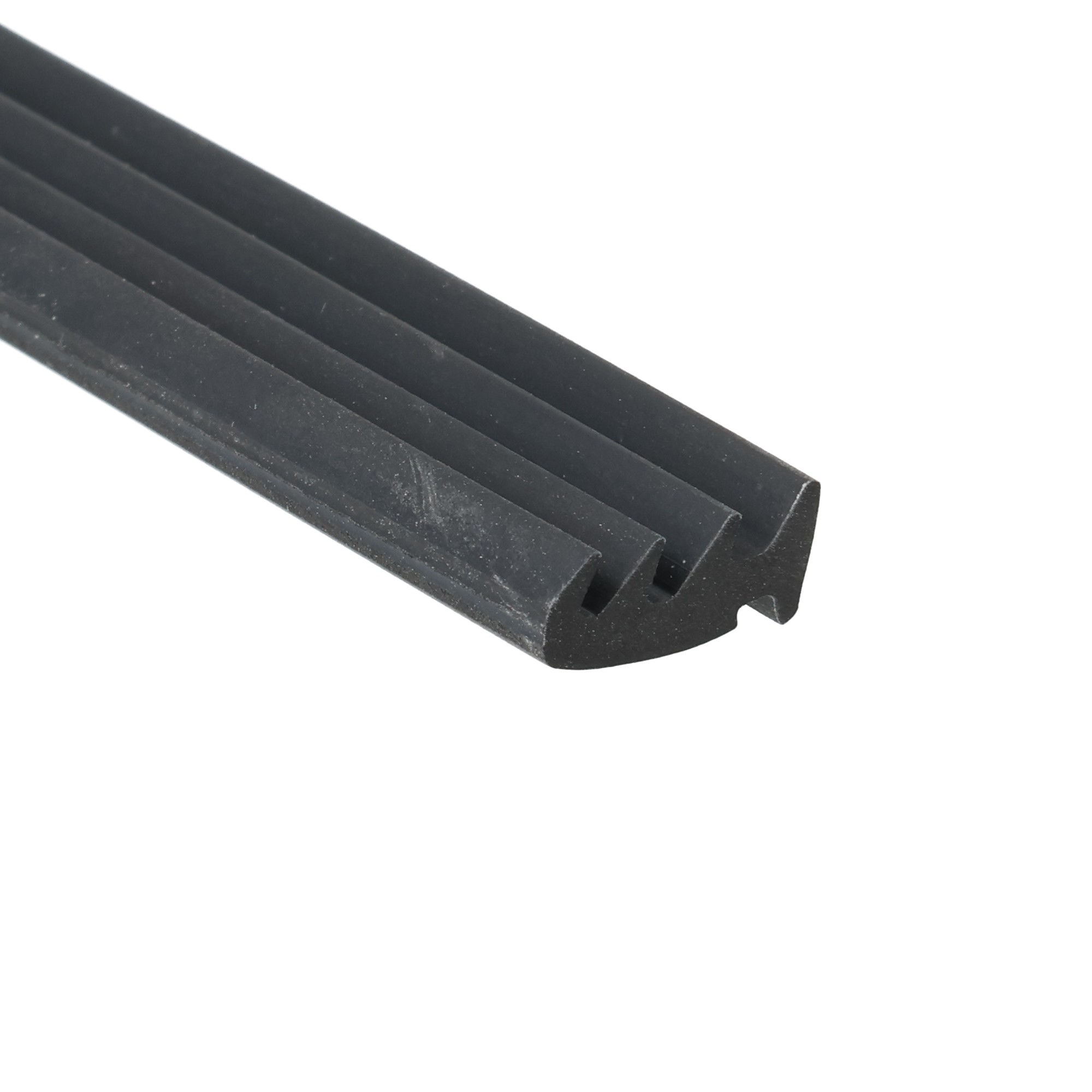 uszczelka-do-okna-na-profilu-alumniowym-lub-pvc-gumowa-czarna-0351007-3 - Centrum uszczelek Close-up of a black, ribbed plastic extrusion with evenly spaced grooves against a white background, oriented diagonally.