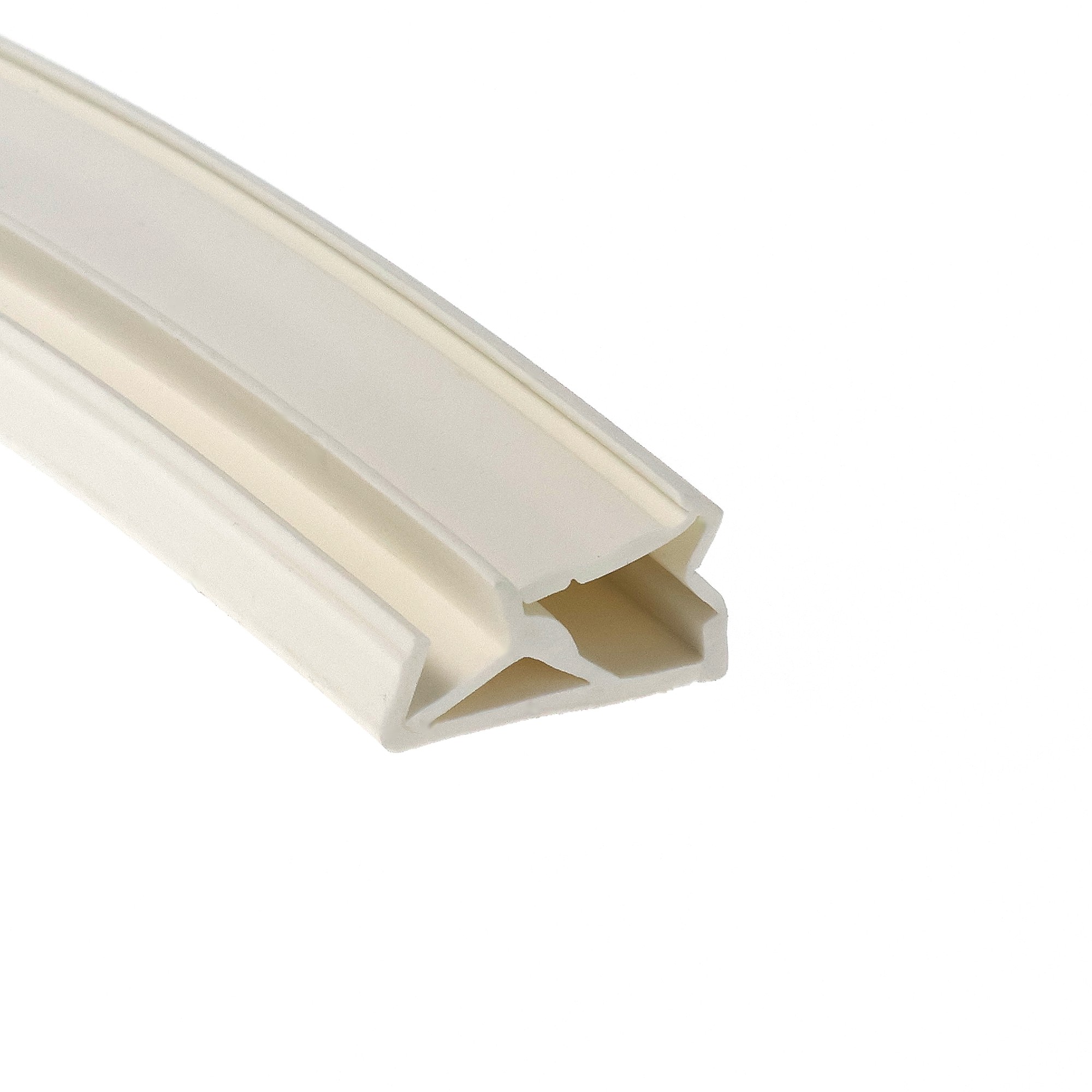 uszczelka-krawedziowa-do-okna-drewnianego-biala-deventer-sv-103-09-762-01-1 - Centrum uszczelek Close-up of a cream-colored plastic rail with rounded grooves, viewed diagonally.