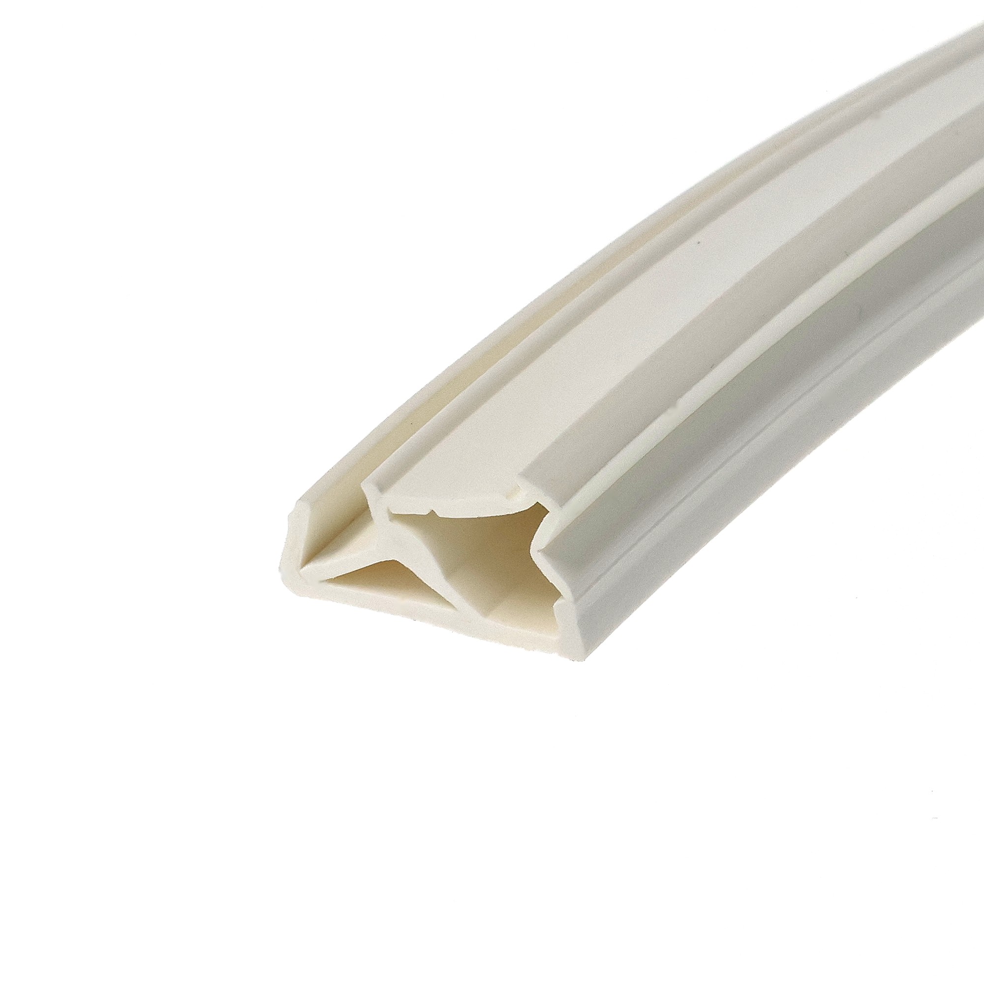 uszczelka-krawedziowa-do-okna-drewnianego-biala-deventer-sv-103-09-762-01-2 - Centrum uszczelek Close-up of white plastic extrusion with diagonal grooves, showing a hollow channel edge.