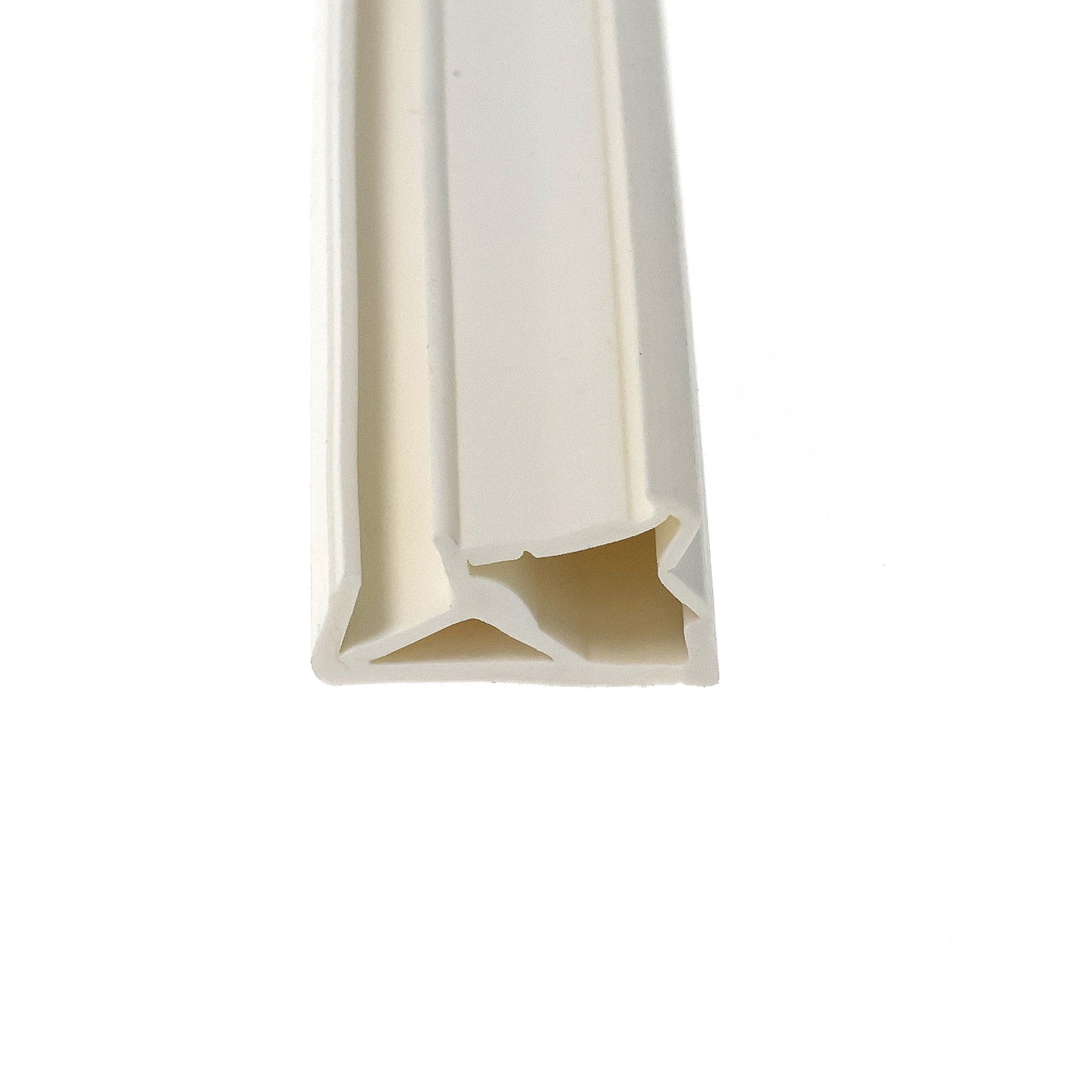 uszczelka-krawedziowa-do-okna-drewnianego-biala-deventer-sv-103-09-762-01-3 - Centrum uszczelek Close-up of a white curved plastic surface with a pale beige edge and inset notch.