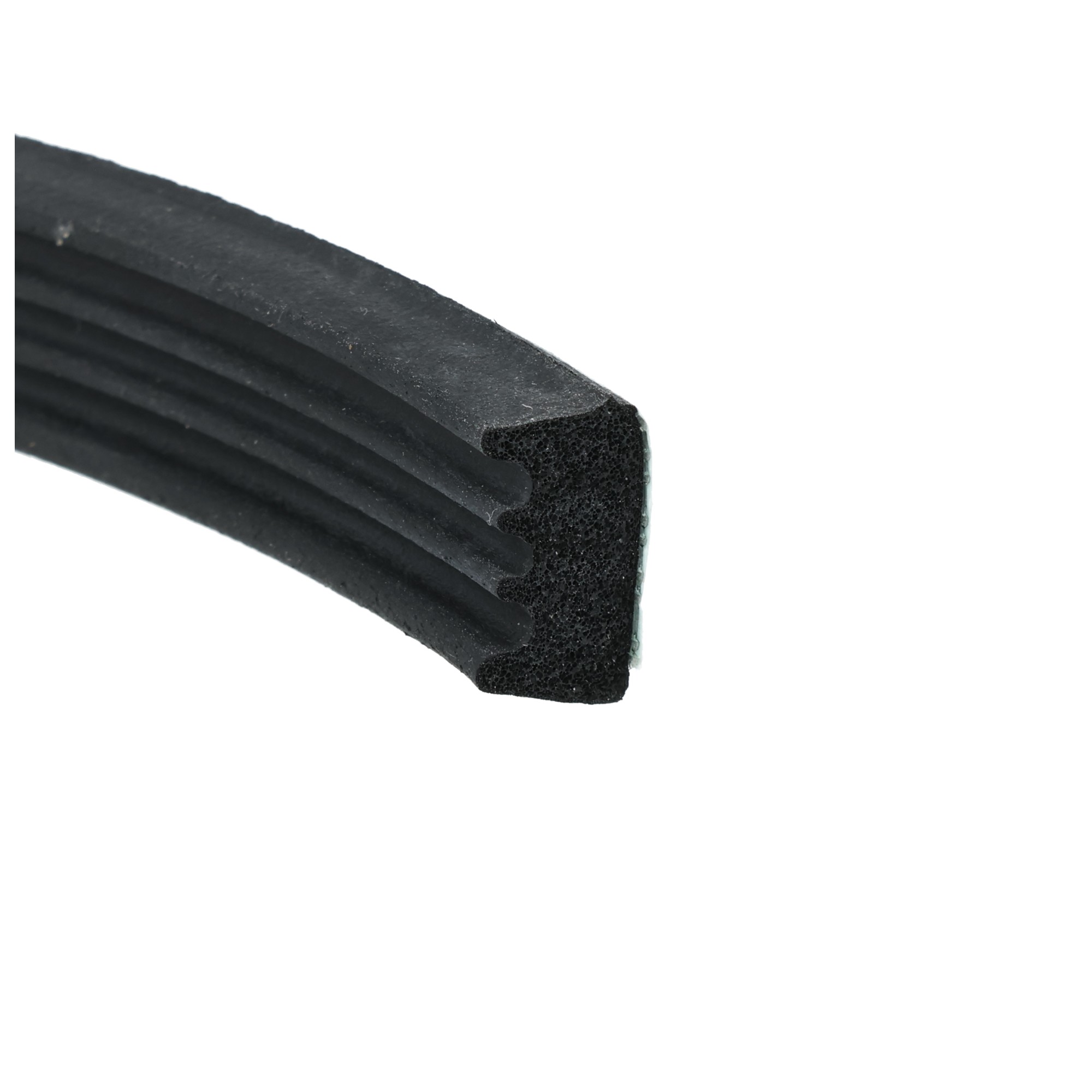uszczelka-piankowa-do-okien-i-drzwi-samoprzylepna-czarna-8-x-15mm-04-690-1-1 - Centrum uszczelek Close-up of a black ribbed foam rubber strip with a porous end at the tip.