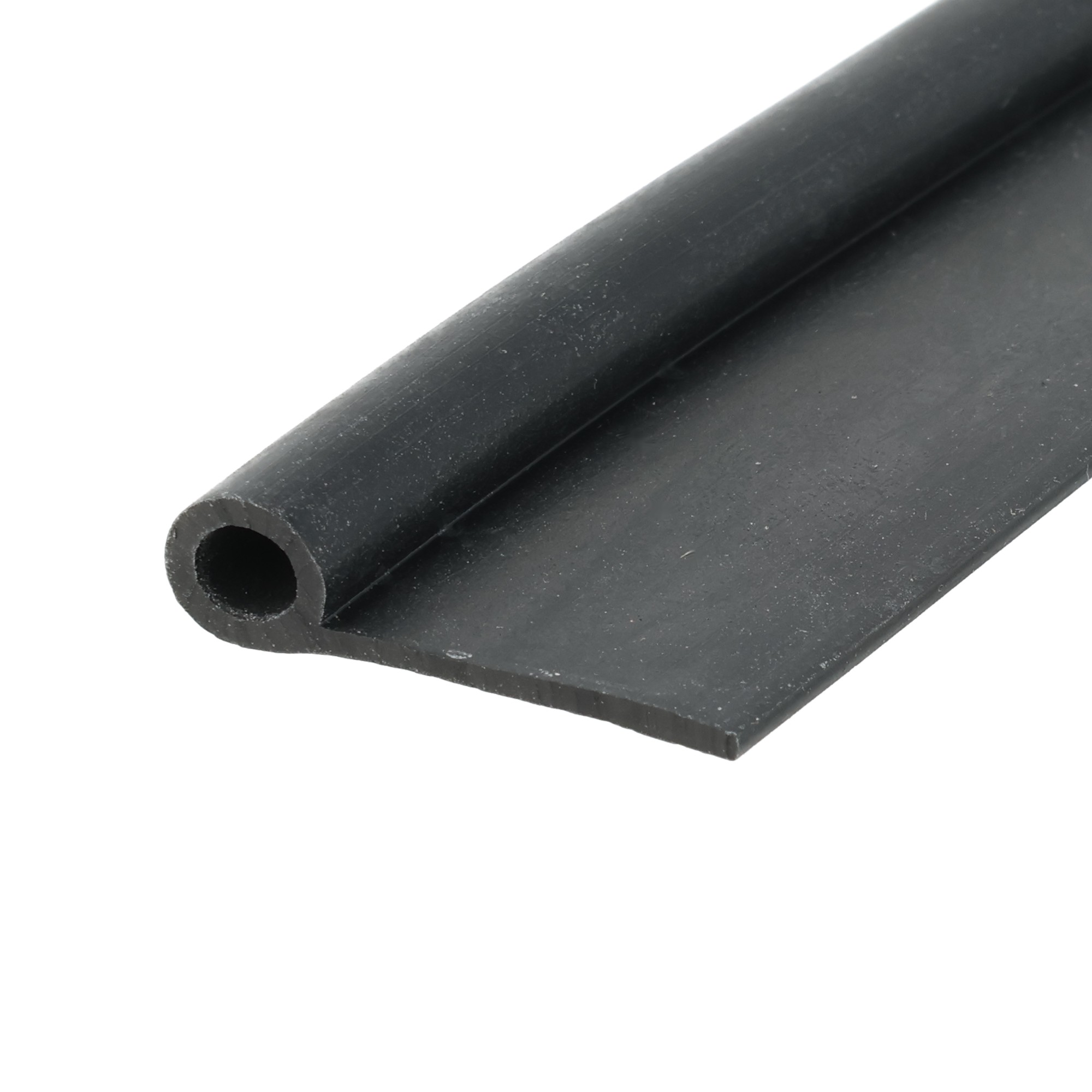 uszczelka-drzwi-lita-guma-typ-p-15-x-8-x-30mm-czarna-0625482-1 1 - Centrum uszczelek Close-up of a black cylindrical metal rod with a hollow circular opening at the end, viewed diagonally across the frame.