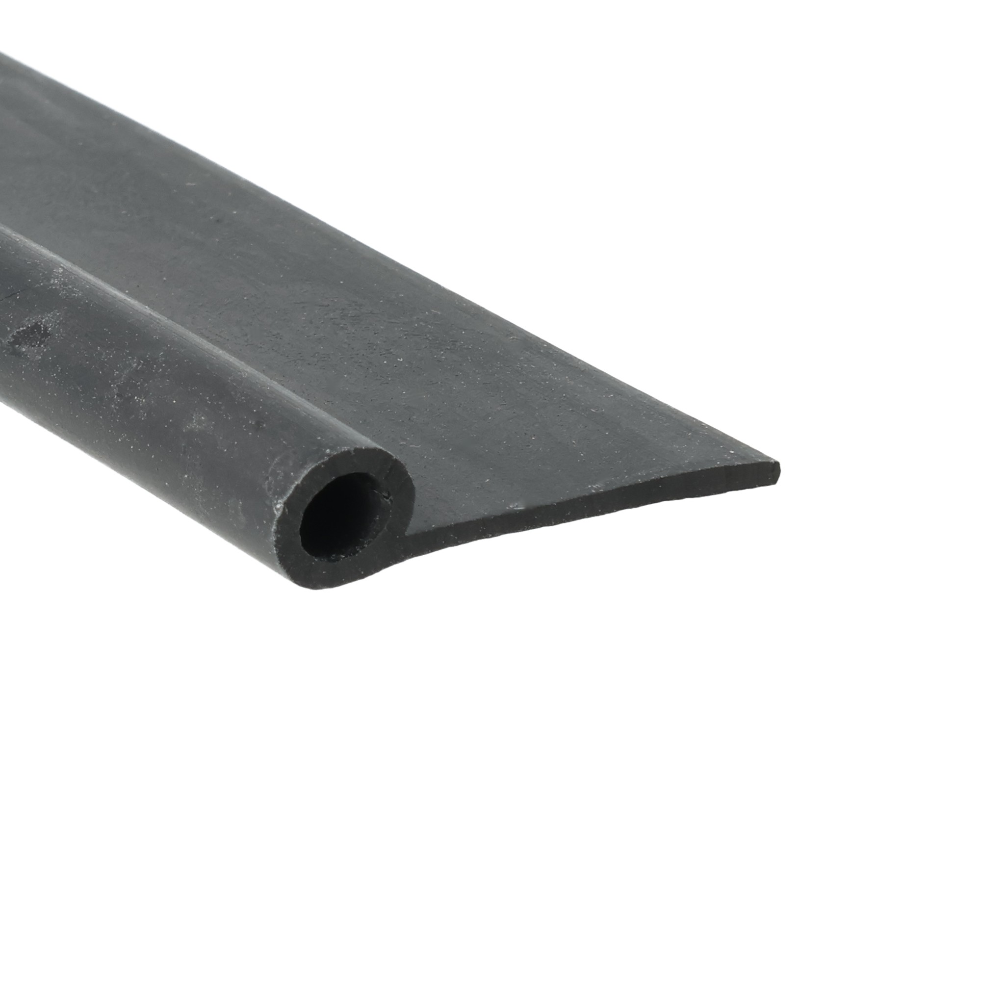 uszczelka-drzwi-lita-guma-typ-p-15-x-8-x-30mm-czarna-0625482-2 - Centrum uszczelek Black cylindrical tube with a circular hollow end, angled across a white background.
