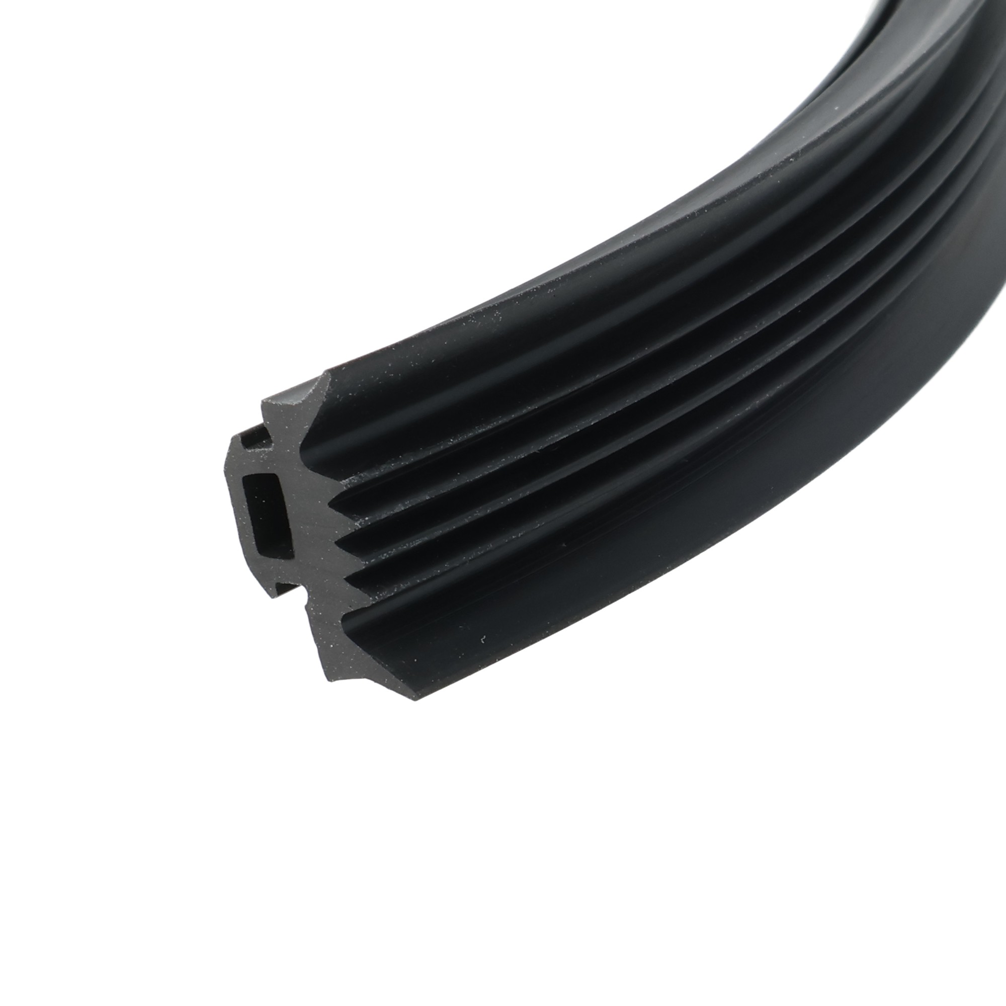 0221753_22 - Centrum uszczelek Close-up of a black ribbed rubber gasket forming a curved ring.