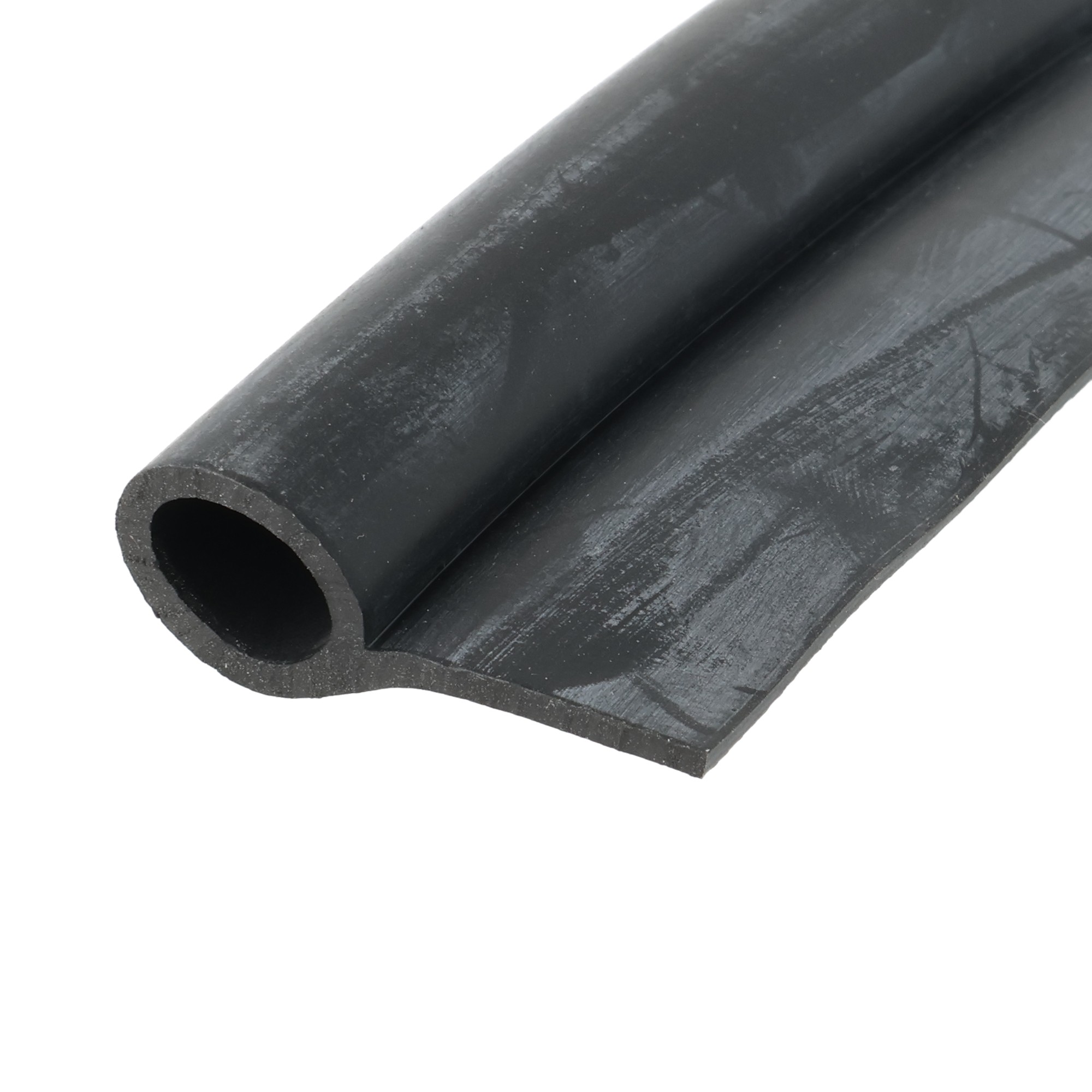 uszczelka-do-drzwi-lita-guma-typ-p-2-x-14-x-32mm-czarna-0625141-1 - Centrum uszczelek Close-up of a black foam pipe insulation tube with a hollow center and worn surface.