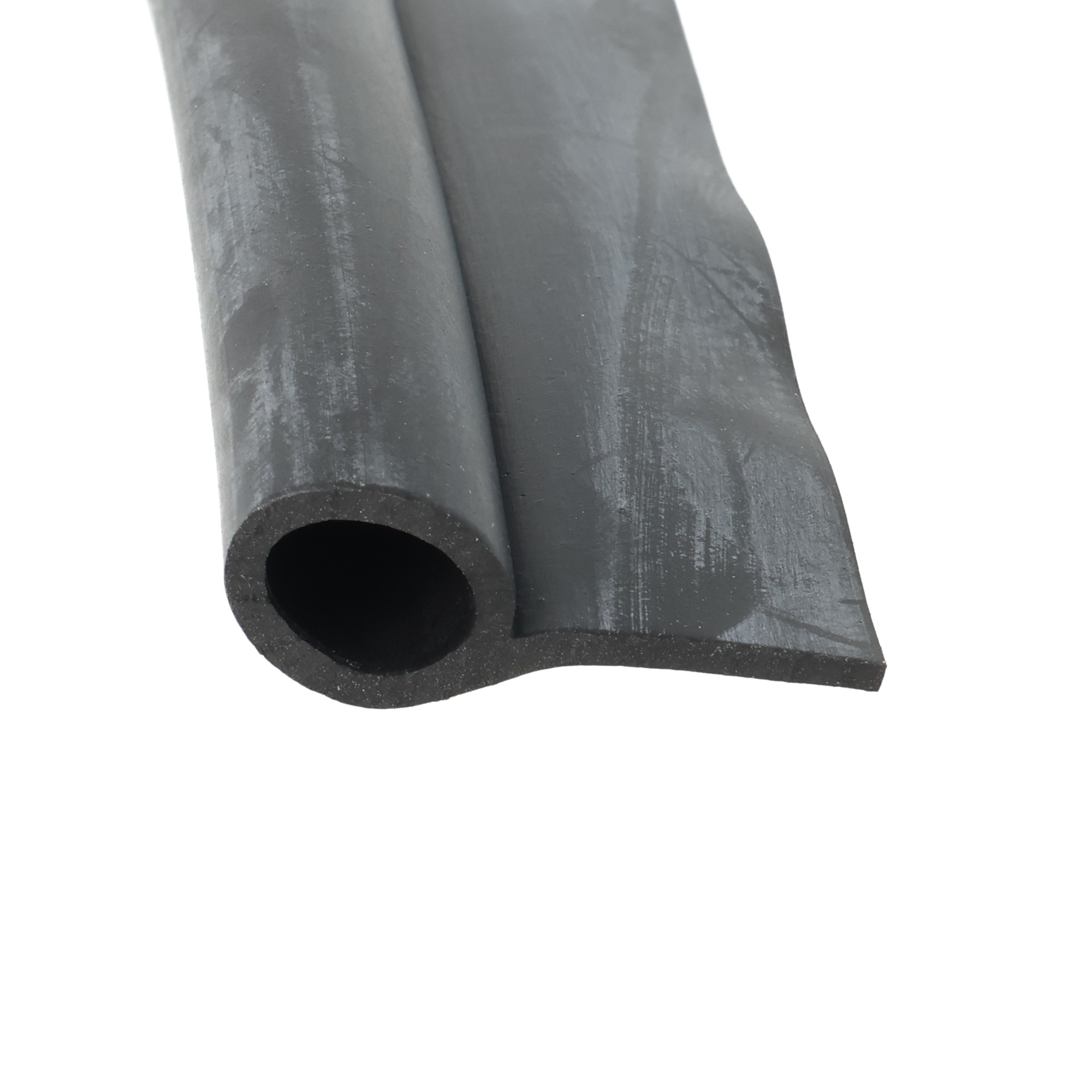 uszczelka-do-drzwi-lita-guma-typ-p-2-x-14-x-32mm-czarna-0625141-2 - Centrum uszczelek Close-up of two overlapping dark gray rubber tubes with hollow circular ends viewed from the side