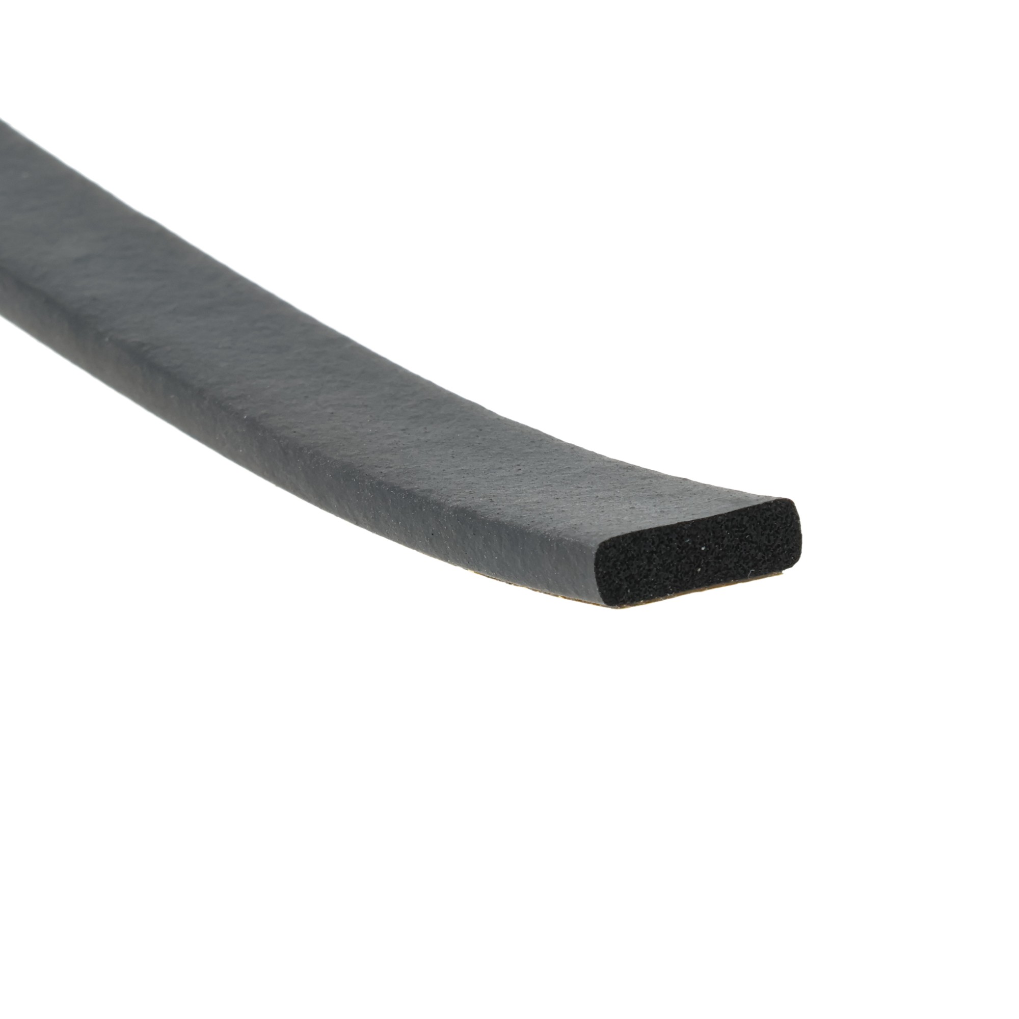 uszczelka-samoprzylepna-zbrojona-gumowa-porowata-z-naskorkiem-5-x-15mm-czarna-0620517-3 - Centrum uszczelek Close-up of a gray, textured rod with a black foam pad at the end, set diagonally on a white background act as a tool head.