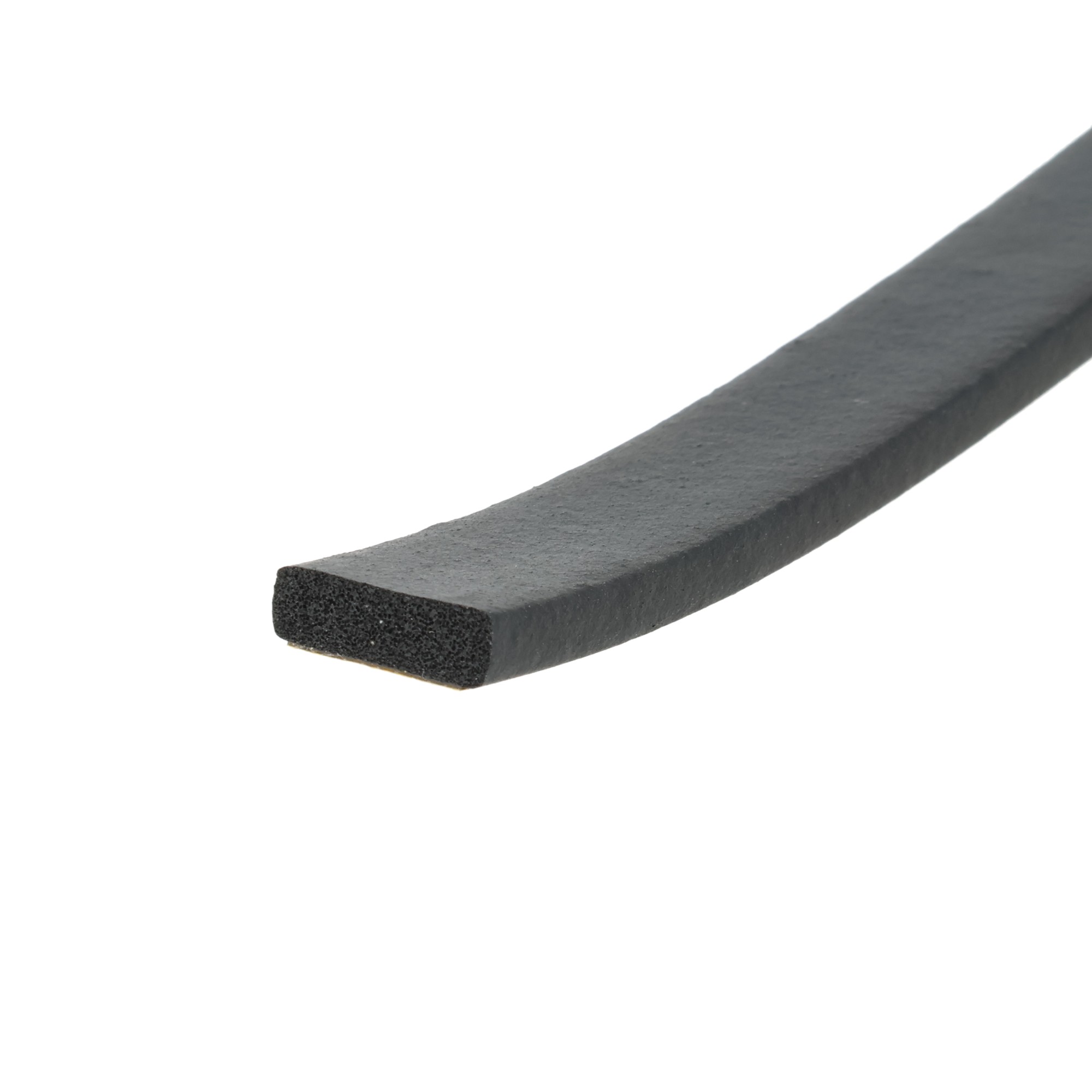 uszczelka-samoprzylepna-zbrojona-gumowa-porowata-z-naskorkiem-5-x-15mm-czarna-0620517-5 - Centrum uszczelek Close-up of a black foam weatherstrip or edging with porous inner core and smooth outer surface, diagonally oriented