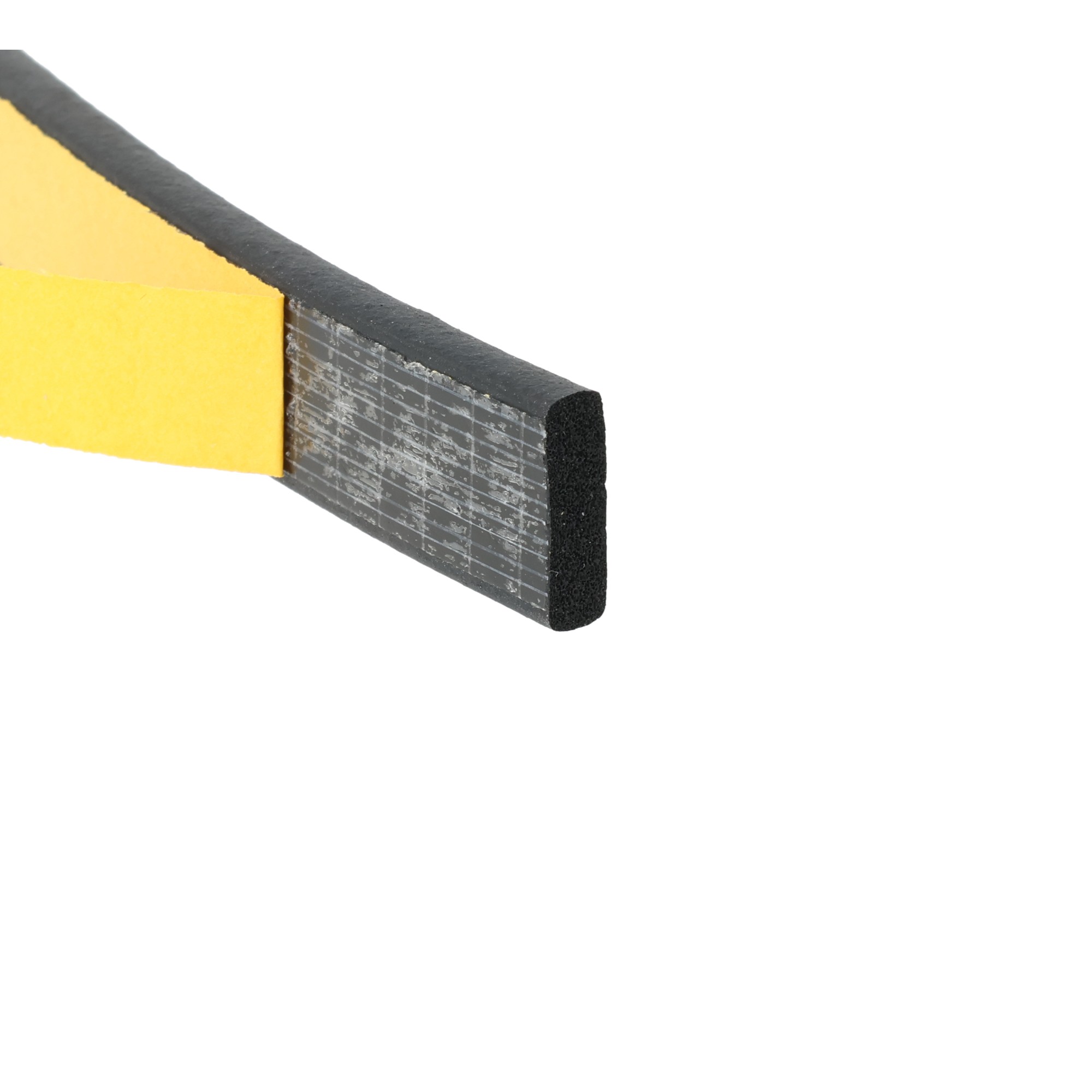 uszczelka-samoprzylepna-zbrojona-gumowa-porowata-z-naskorkiem-5-x-15mm-czarna-0620517-6 - Centrum uszczelek Close-up of yellow foam insulation board attached to a dark, textured edging piece.